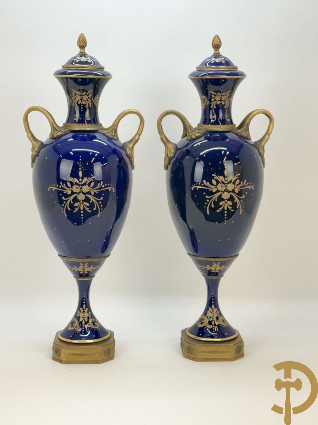 Paar Sèvres stijl vazen met bronzen oren en éénzijdig decor van cupido