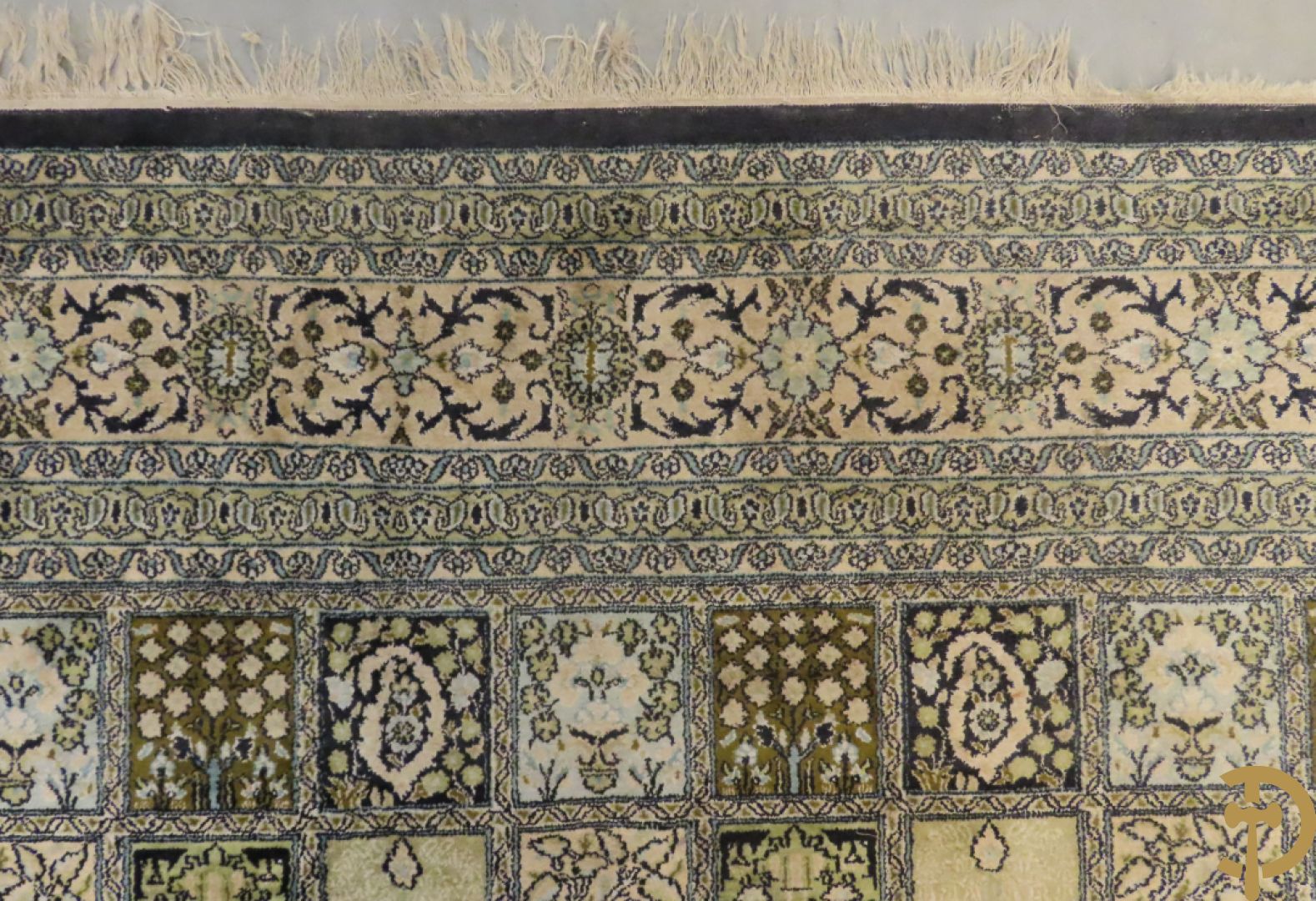 Oosters handgeknoopt tapijt zijde op katoen met patronen