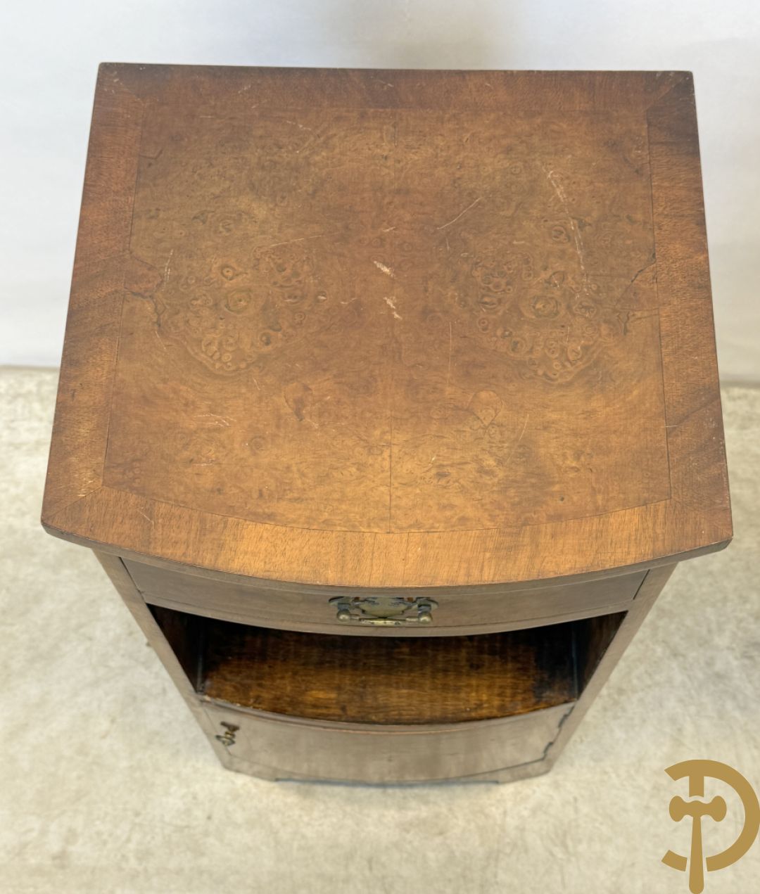 2 Engelse wortelnotehouten nachttafels met koperen trekkers