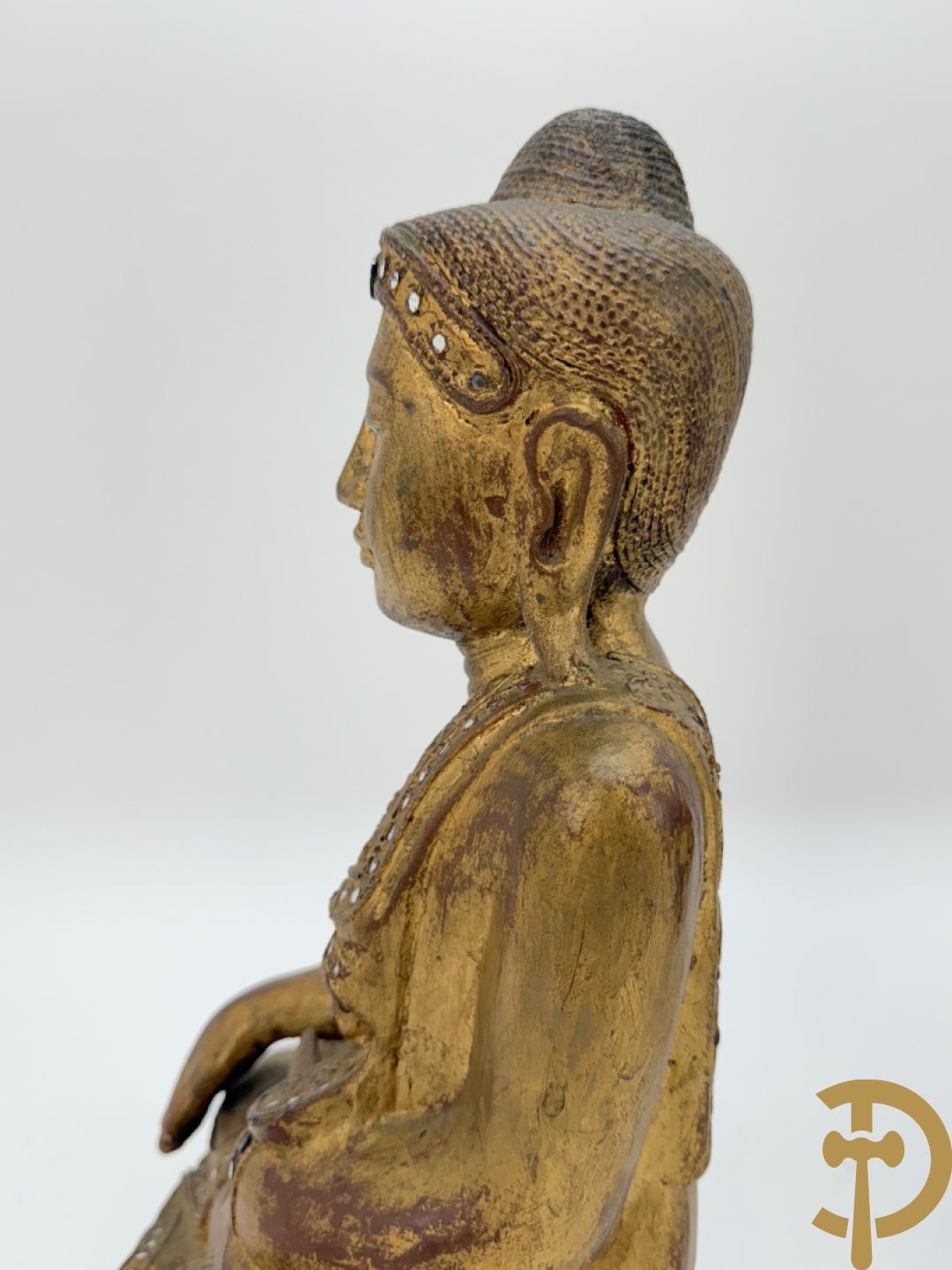 Handbeschilderd ijzeren boedhahoofd + vergulde houtgesculpteerde zittende boedha