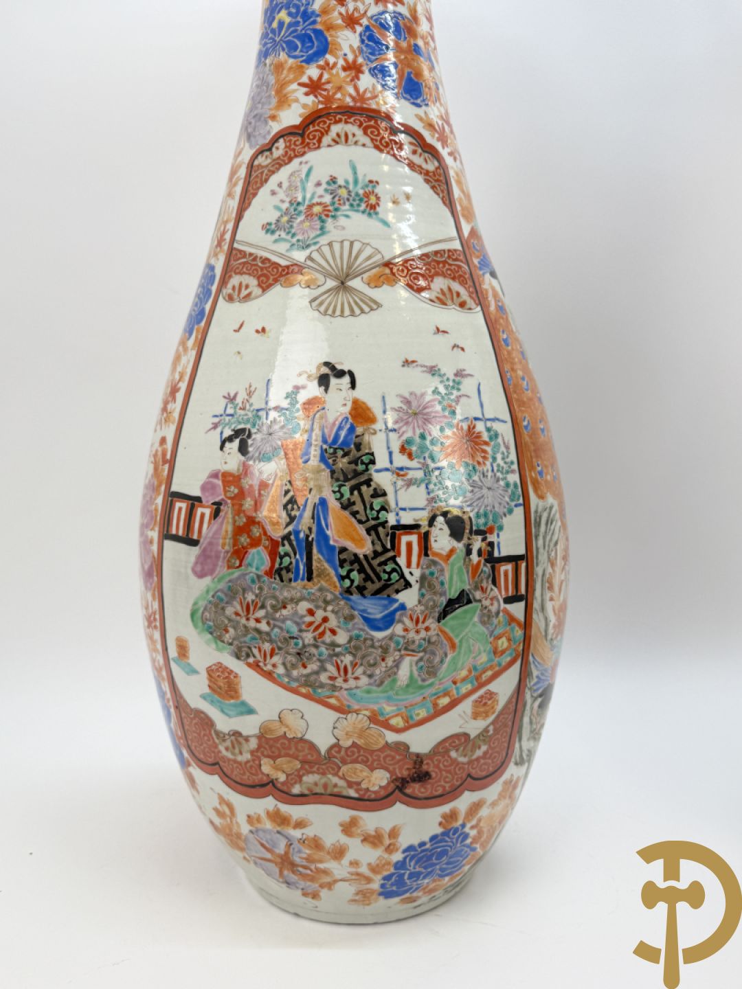 Paar Japanse porseleinen waaiervazen met bloemen en geanimeerd decor