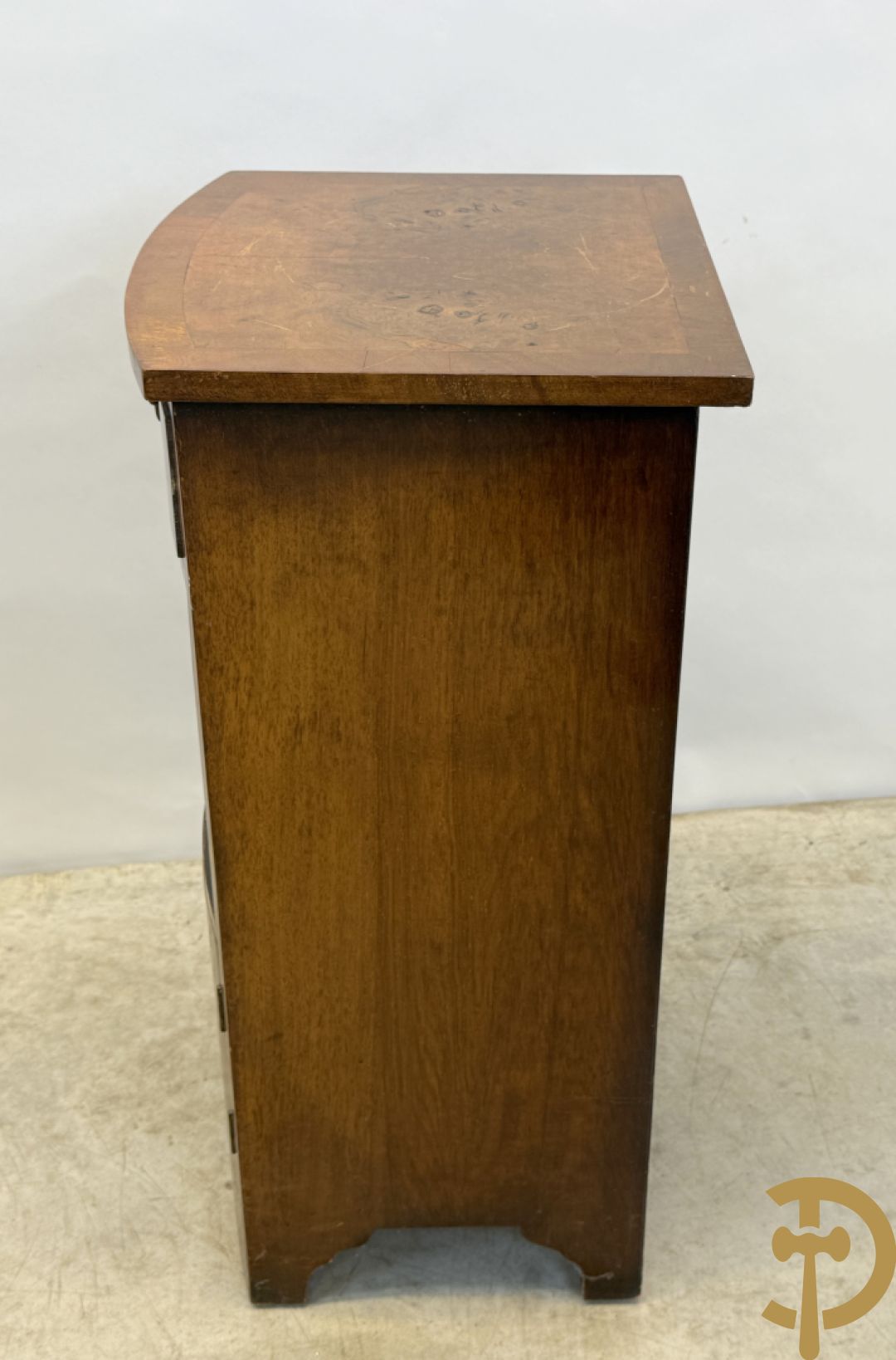 2 Engelse wortelnotehouten nachttafels met koperen trekkers