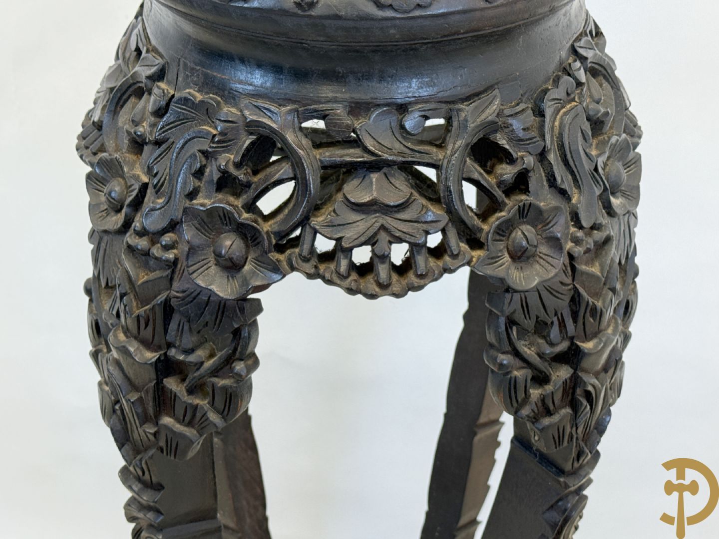 Chinese handgesculpteerde hoge sokkel met bloemenmotieven