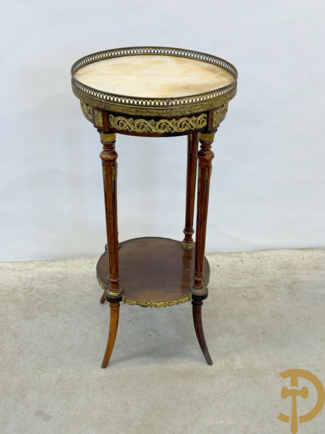 Notelaren staander met onix marmeren blad, gallerij en bezet met bronsbeslag - op gecanneleerde pootjes