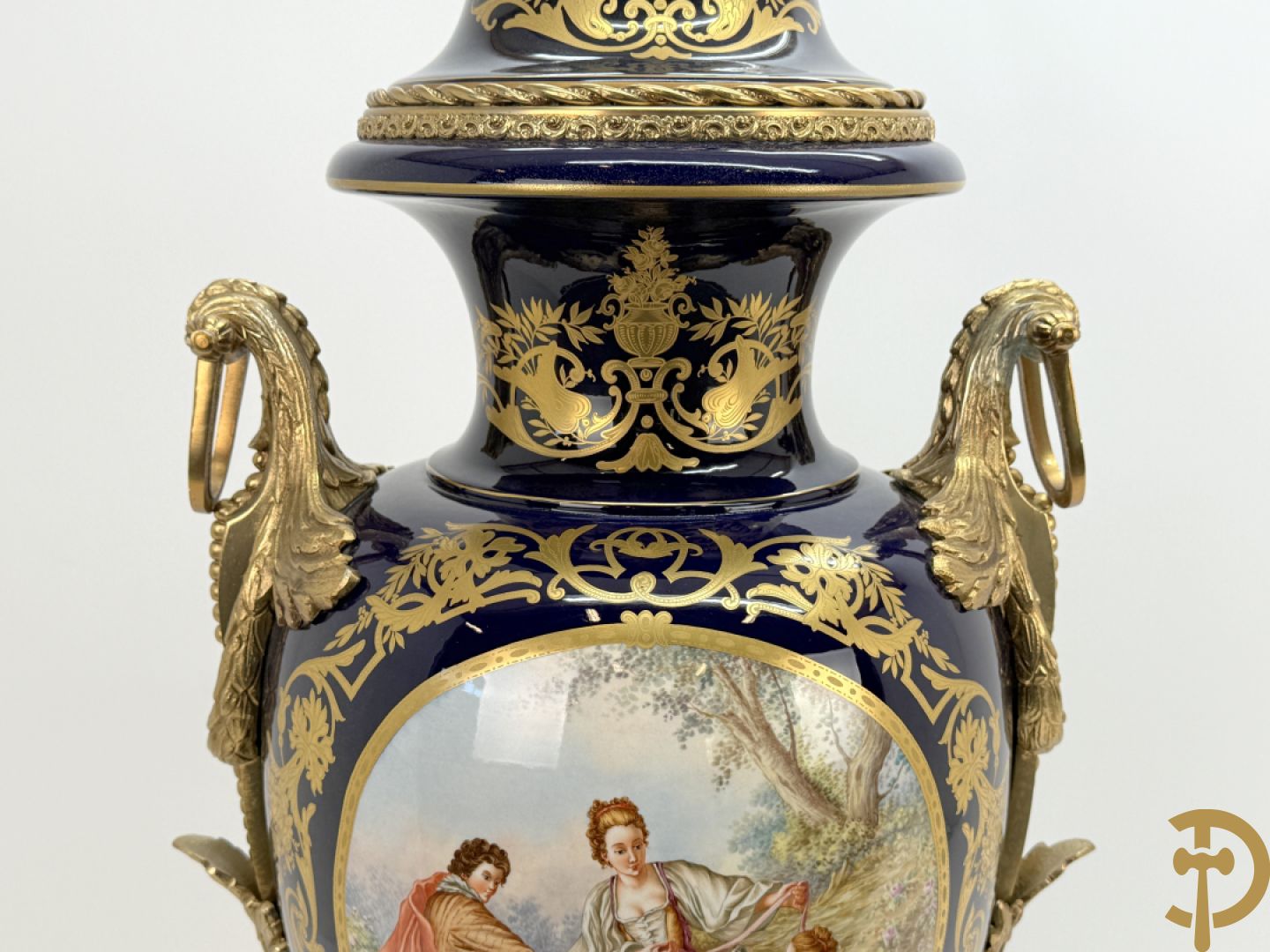 Vuurvergulde bronzen amfoorvaas met basrelief van dame en bezet met cupido