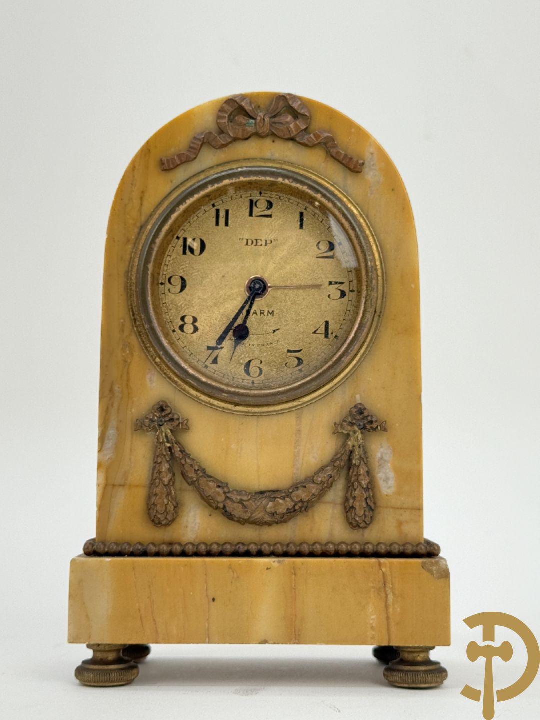 Zes miniatuurklokjes w.o. cupido houdende een pendule, marmeren kapelklokje, 2 reiswekkers, Napoleon III pendule in koper en zamak klokje