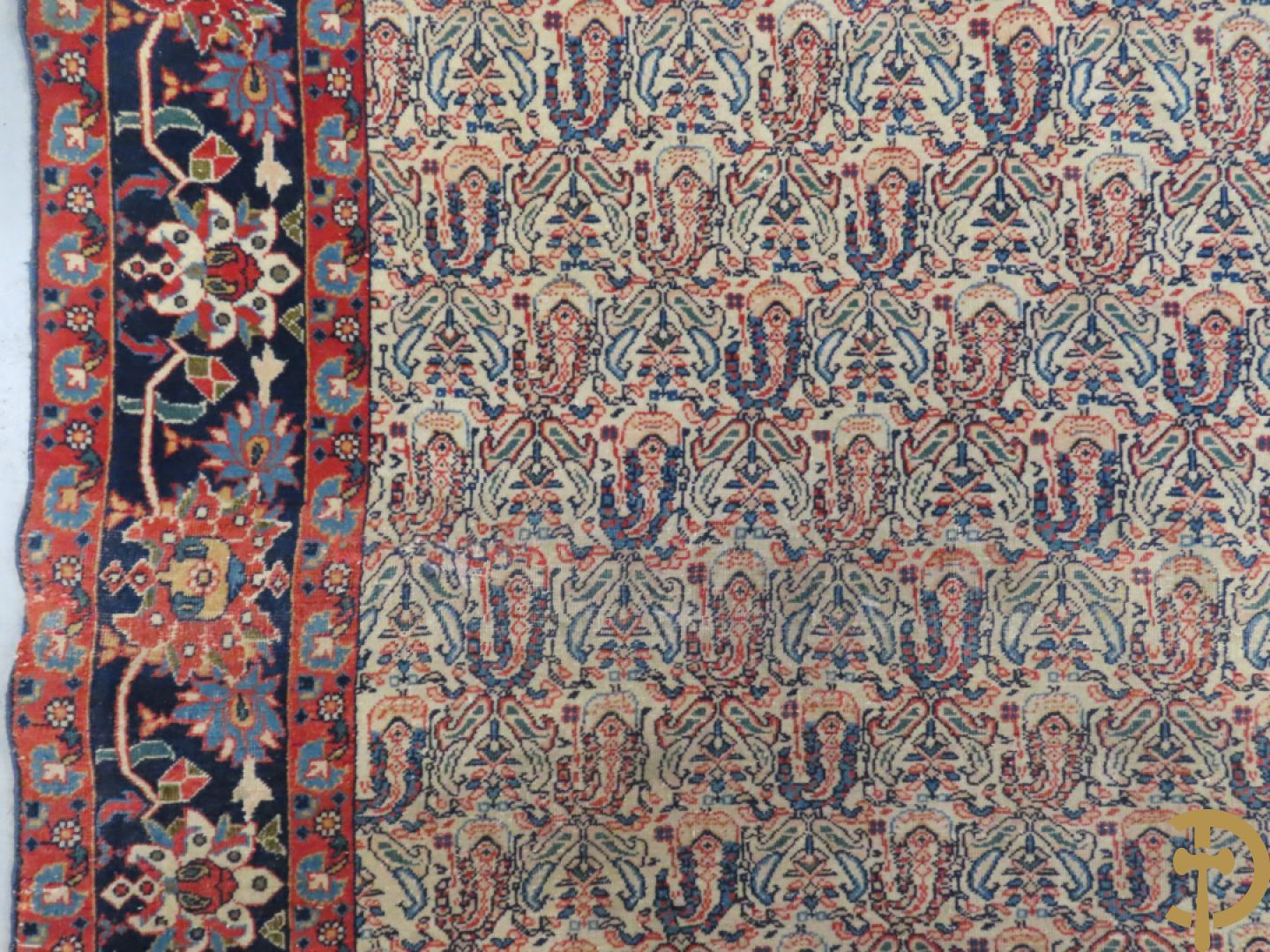 Antiek handgeknoopt tapijt met cashmeremotieven en florale omranding