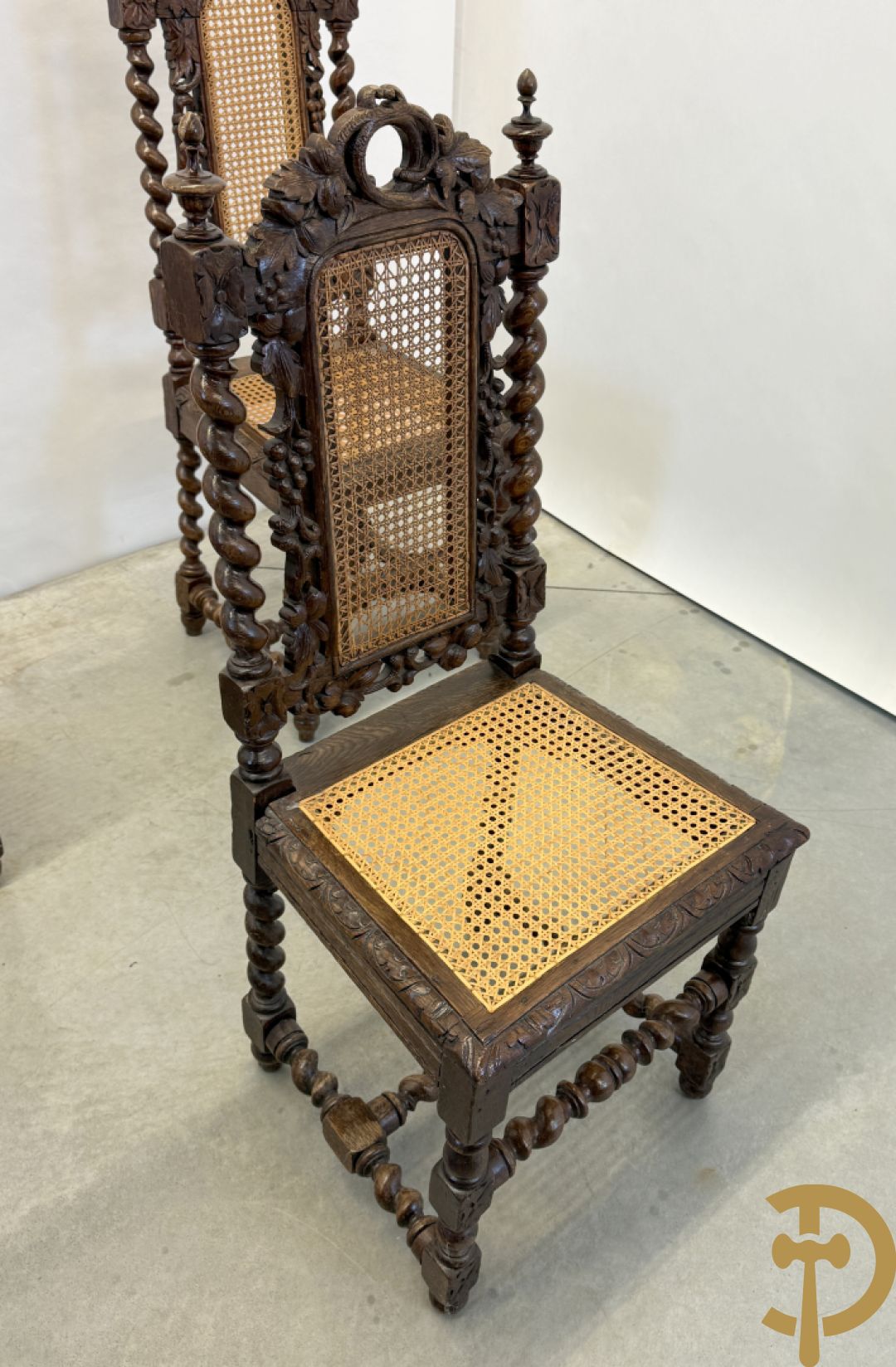 Eiken ovale jachttafel met 4 verschillende dieren + zes stoelen met canage op getorste poten (verschillende modellen)