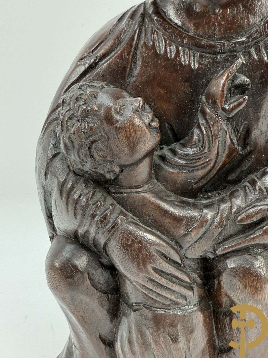 Basrelief met sculptuur van een embleem bezet met hond en harnas + houtsculptuur van heilige Jozef met kind + Madonna