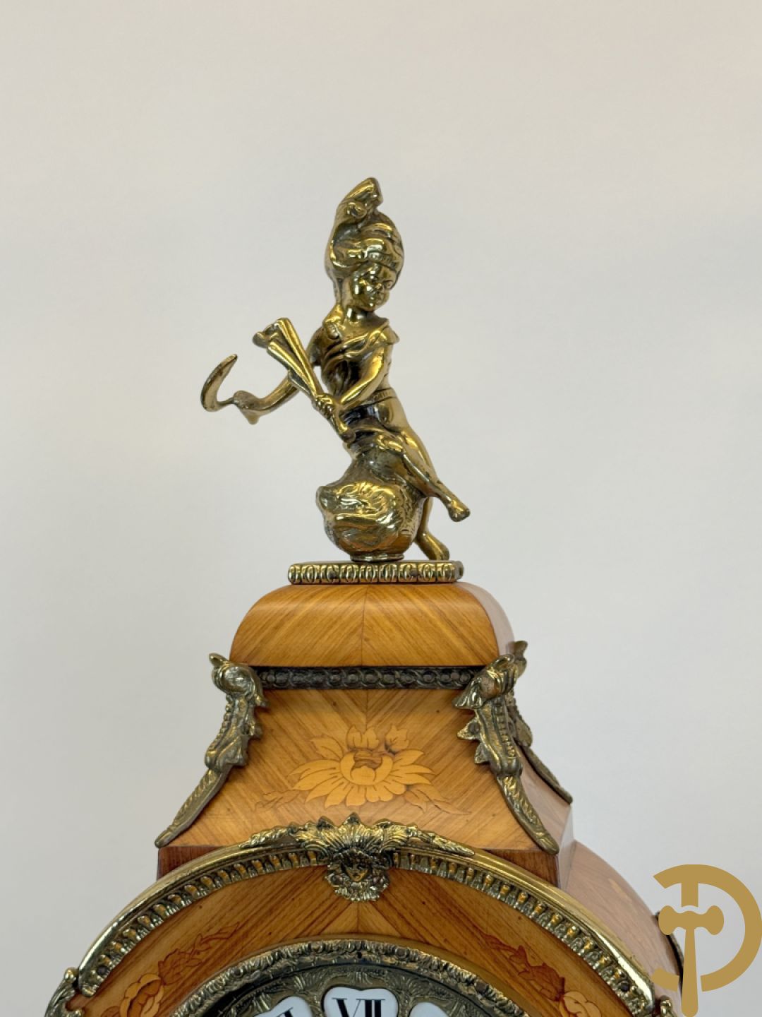 Notelaren pendule met bloemenmarquetterie en bronsbeslag, bovenaan bekroond met bronzen figuur - met bijhorende sokkel in notelaar met bronsbeslag