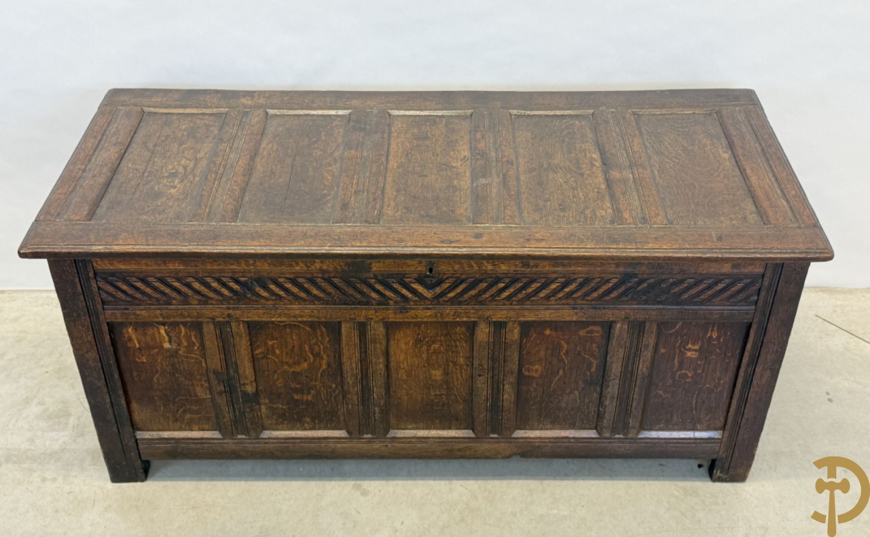 Massief eiken Engelse panelenkoffer, 18e