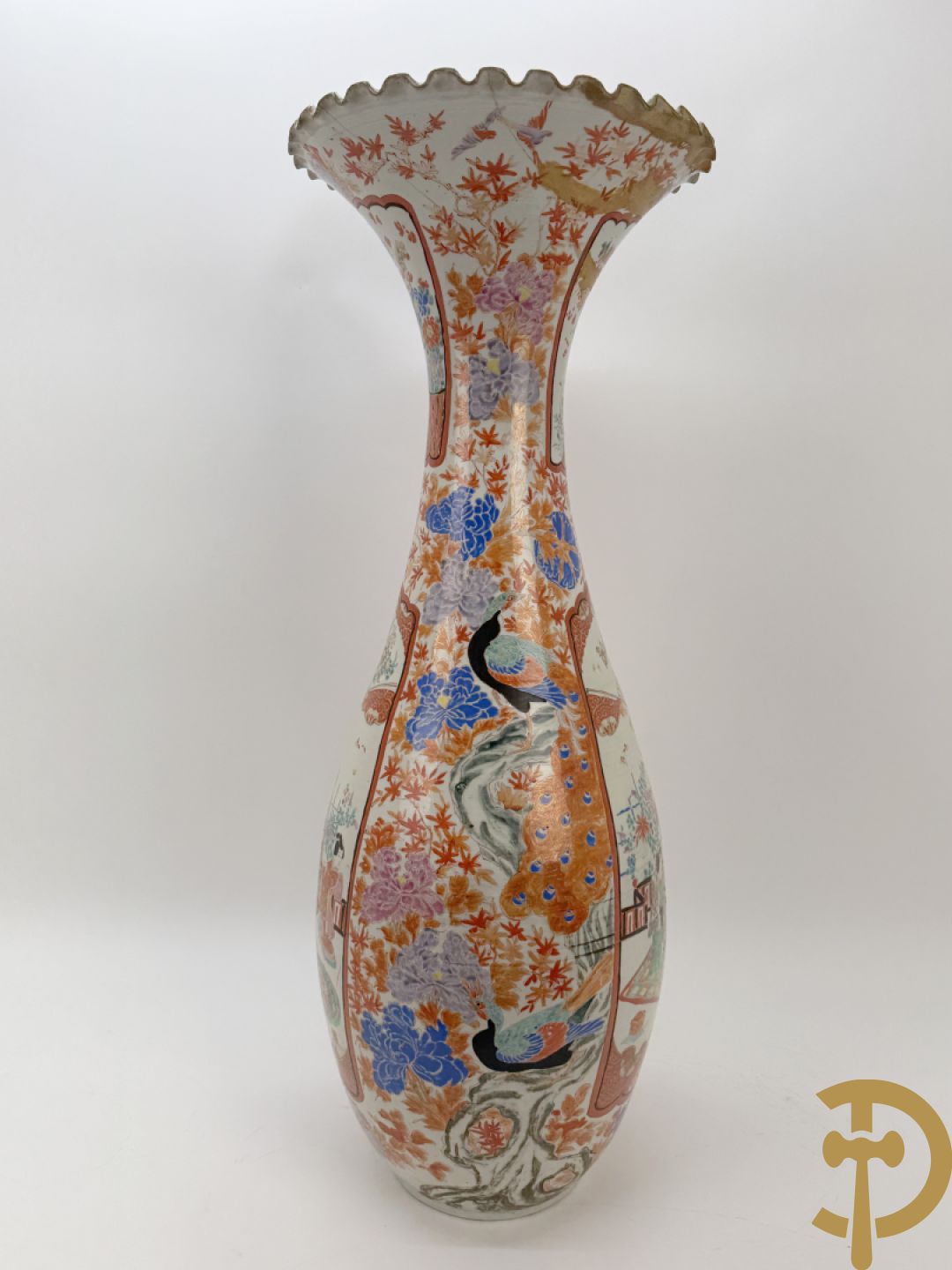 Paar Japanse porseleinen waaiervazen met bloemen en geanimeerd decor