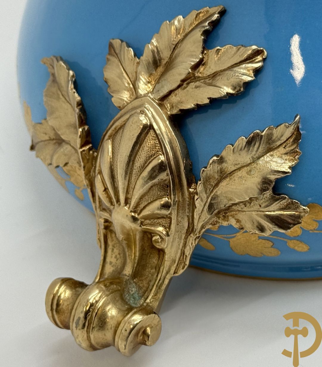 Hemelsblauwe dekselcoupe met decor van romantisch tafereel en bronzen ornamenten op onderschaal, ACF gemerkt
