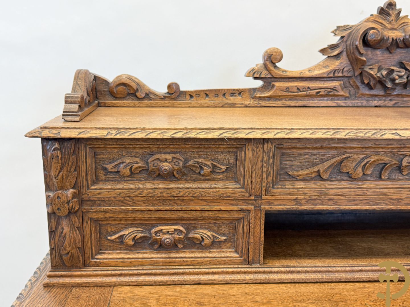 Massief eiken Frans bureel met lades op getorste poten met opstand, 19e