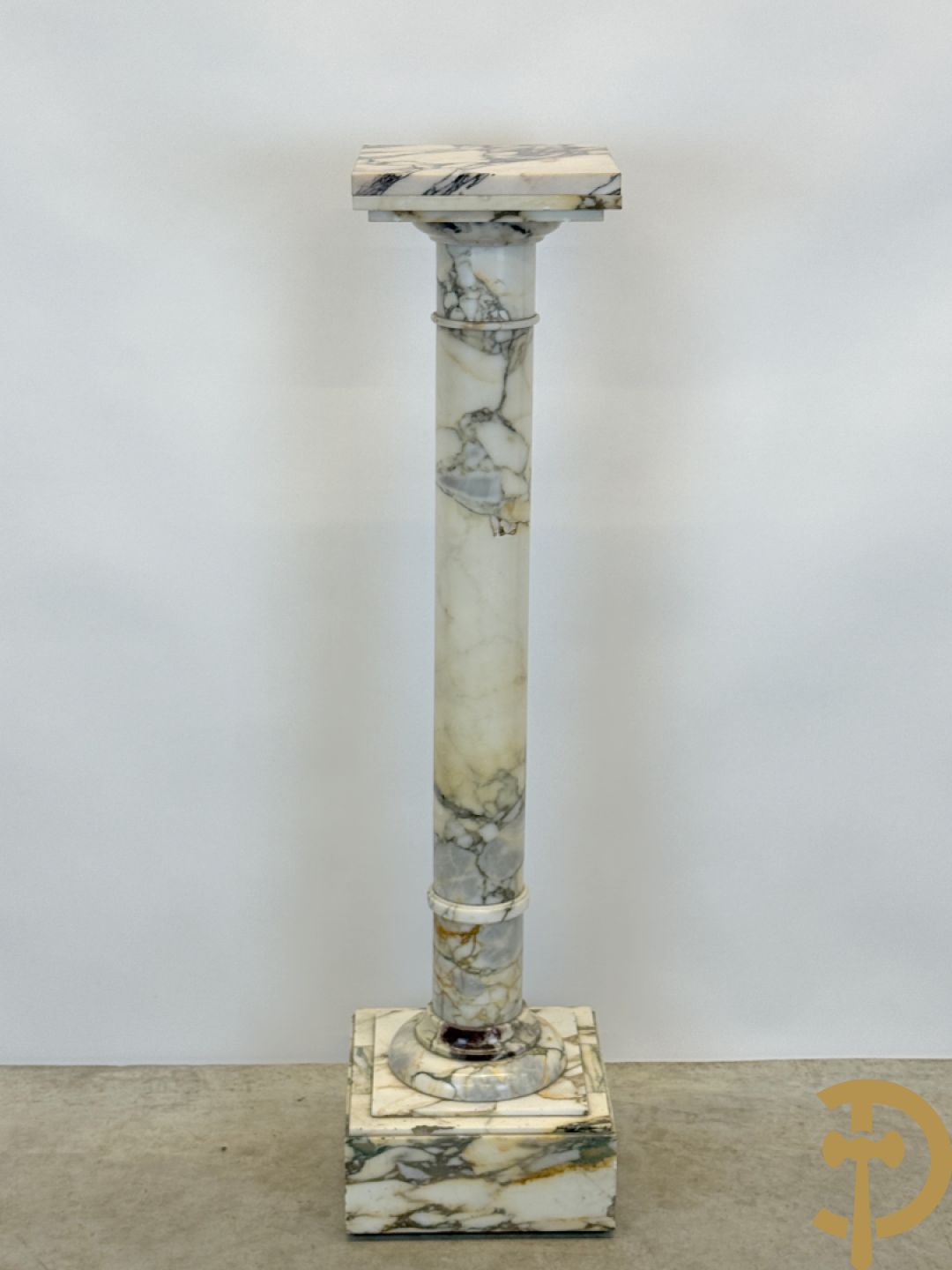 Wit marmeren geaderde kolom met draaiplateau