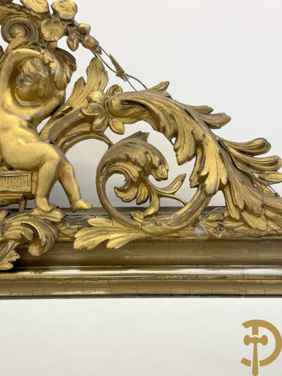 Grote vergulde hall spiegel bezet met troffee van cupido