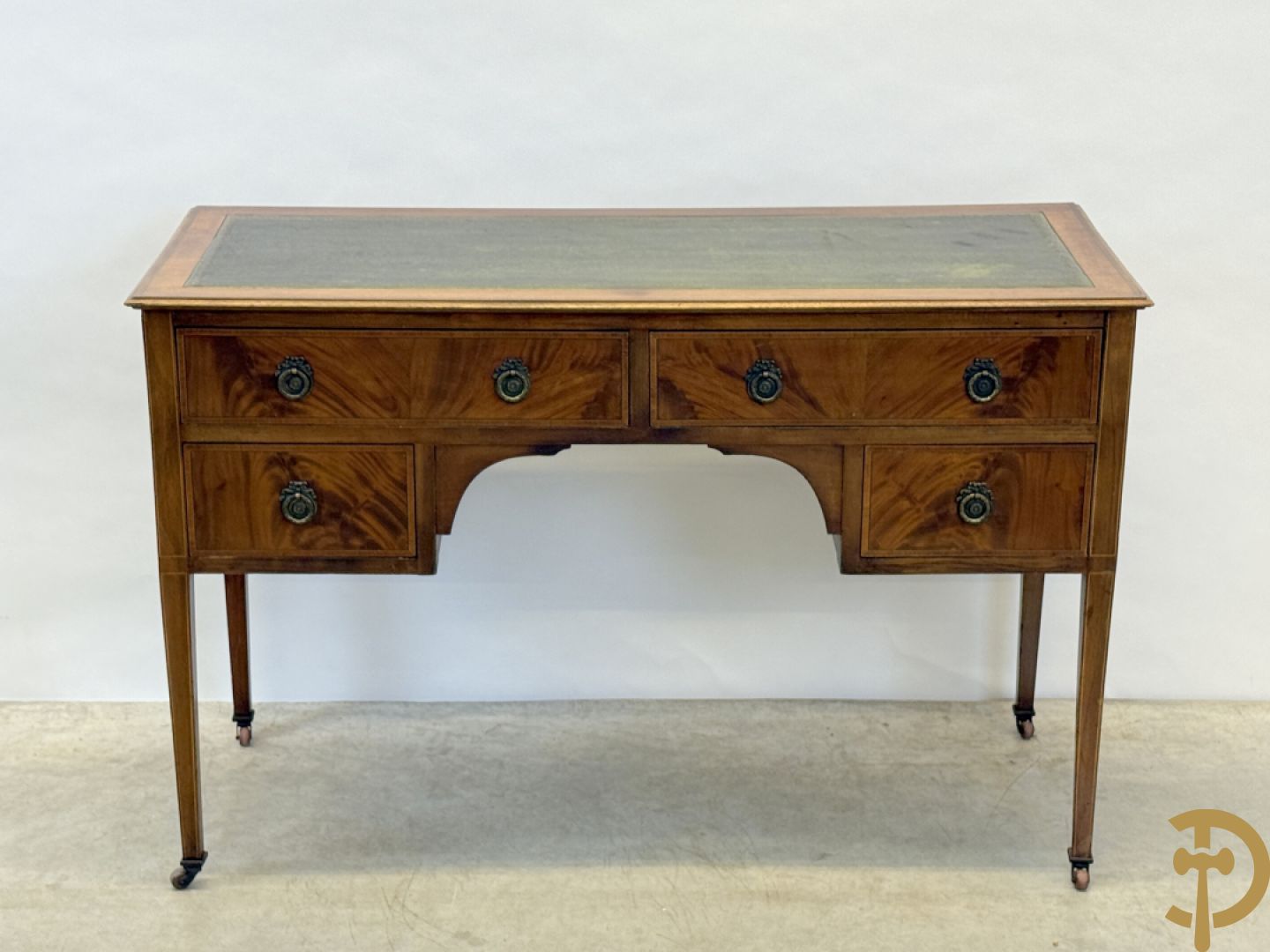 Engelse mahoniehouten opschiktafel met 4 lades op hoge pootjes