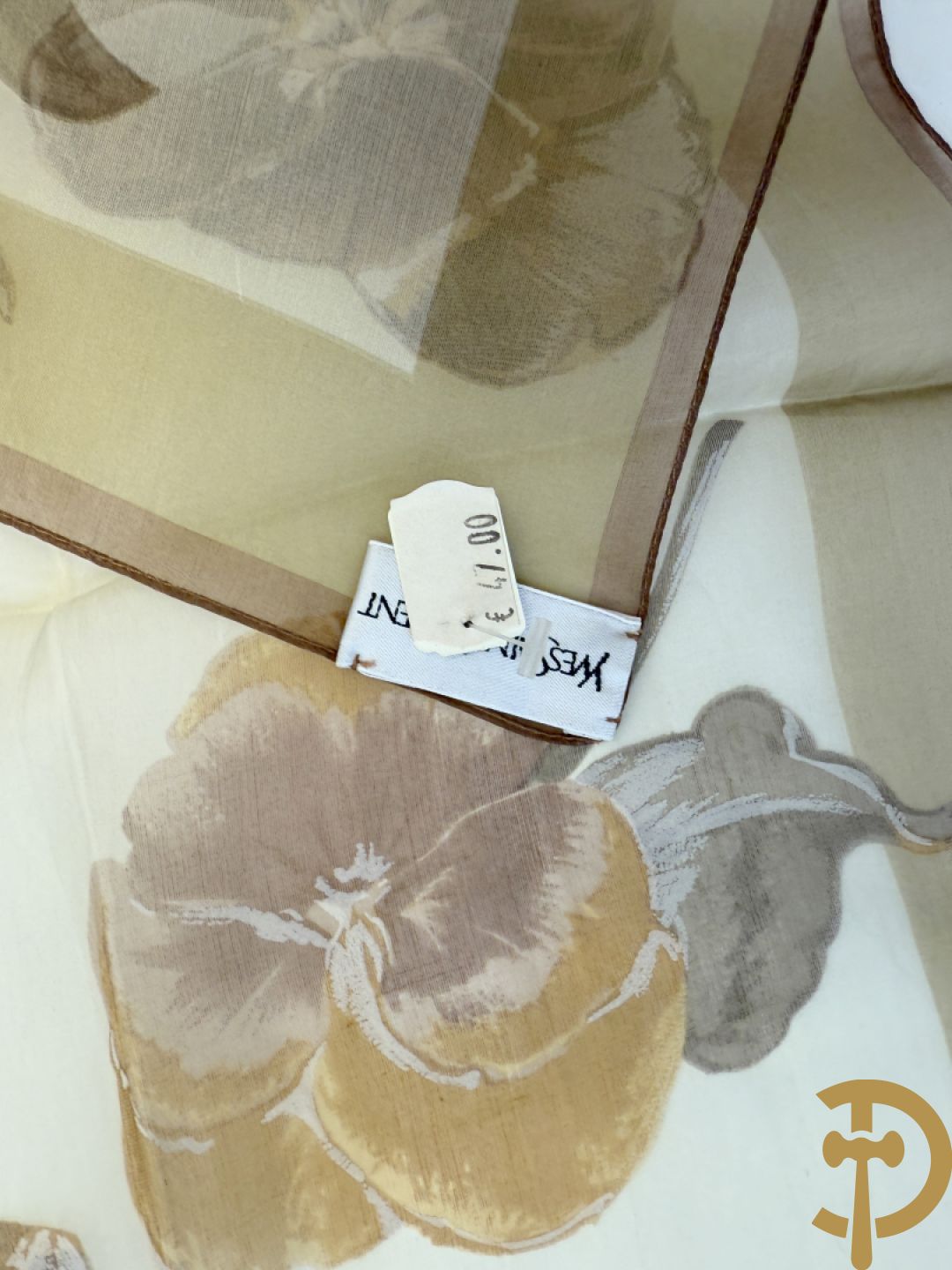 Vier foulards Yves Saint Laurent (nooit gedragen komt uit winkel restant)