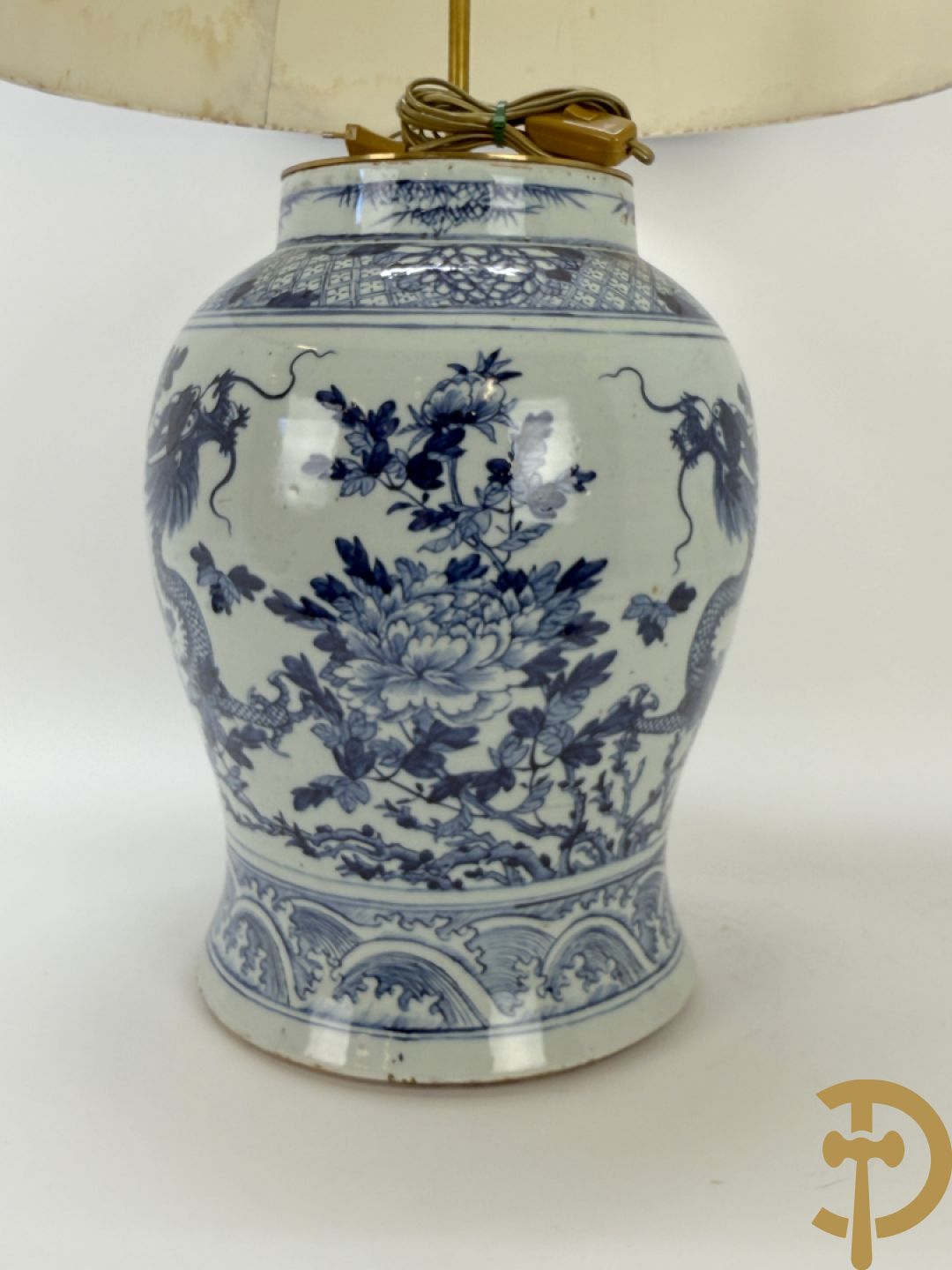 Paar Chinese blauw/witte porseleinen dekselvazen gedecoreerd met draken en bloemenmotieven, als lampadaire omgebouwd