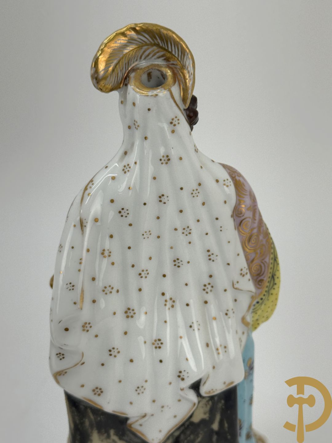 Paar 19e porseleinen Vieux Paris beeldjes van edelheer en edelvrouw