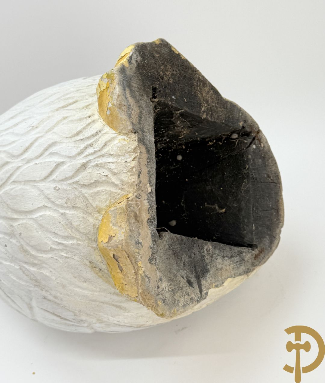 Plastic Donald Duck zittend op 3 boeken, onderaan gemerkt Disney + houten gesculpteerd beschilderde eend