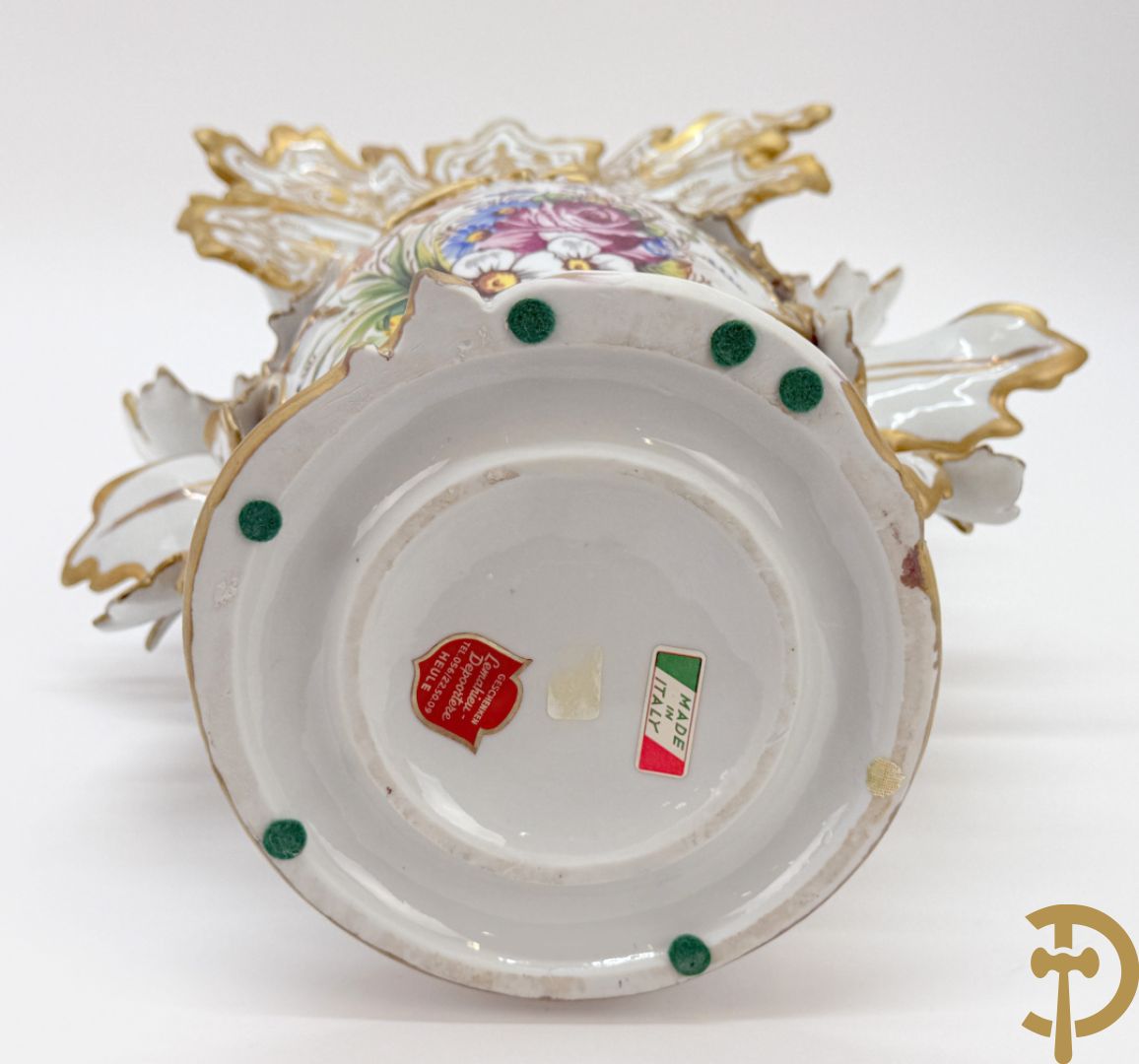 Paar porseleinen cornetvazen met bloemendecor, deels verguld, gemerkt Capo di Monte