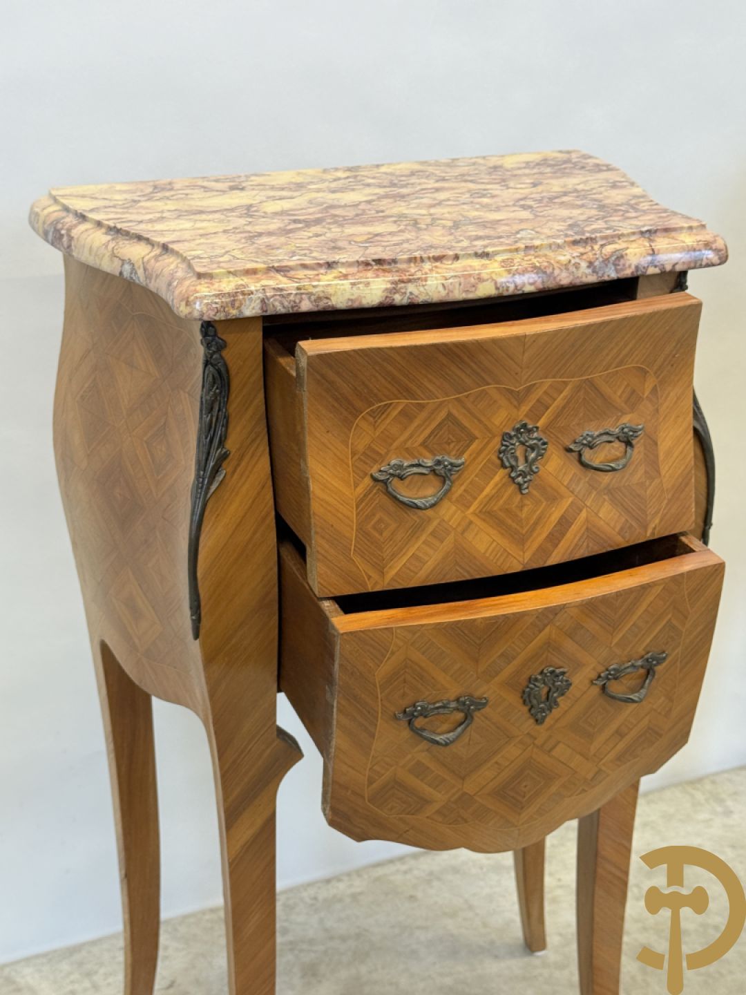 Paar notelaren bijzetkastjes met 2 lades en bezet met bronsbeslag, bovenaan met marmeren blad, op voluutvormige poten