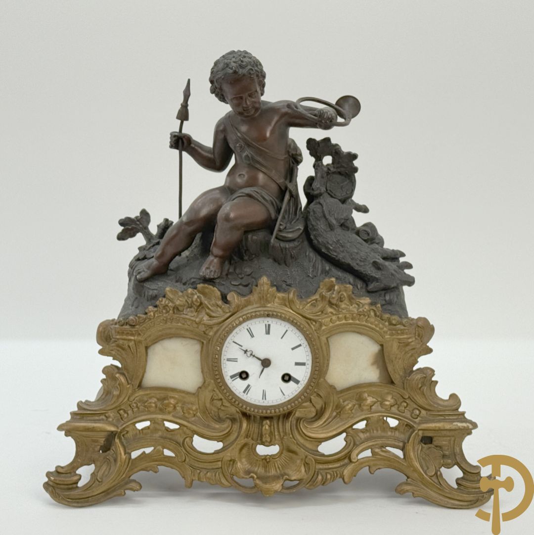 Zamak pendule met accanthusranken en bekroond met cupido met jachthoorn