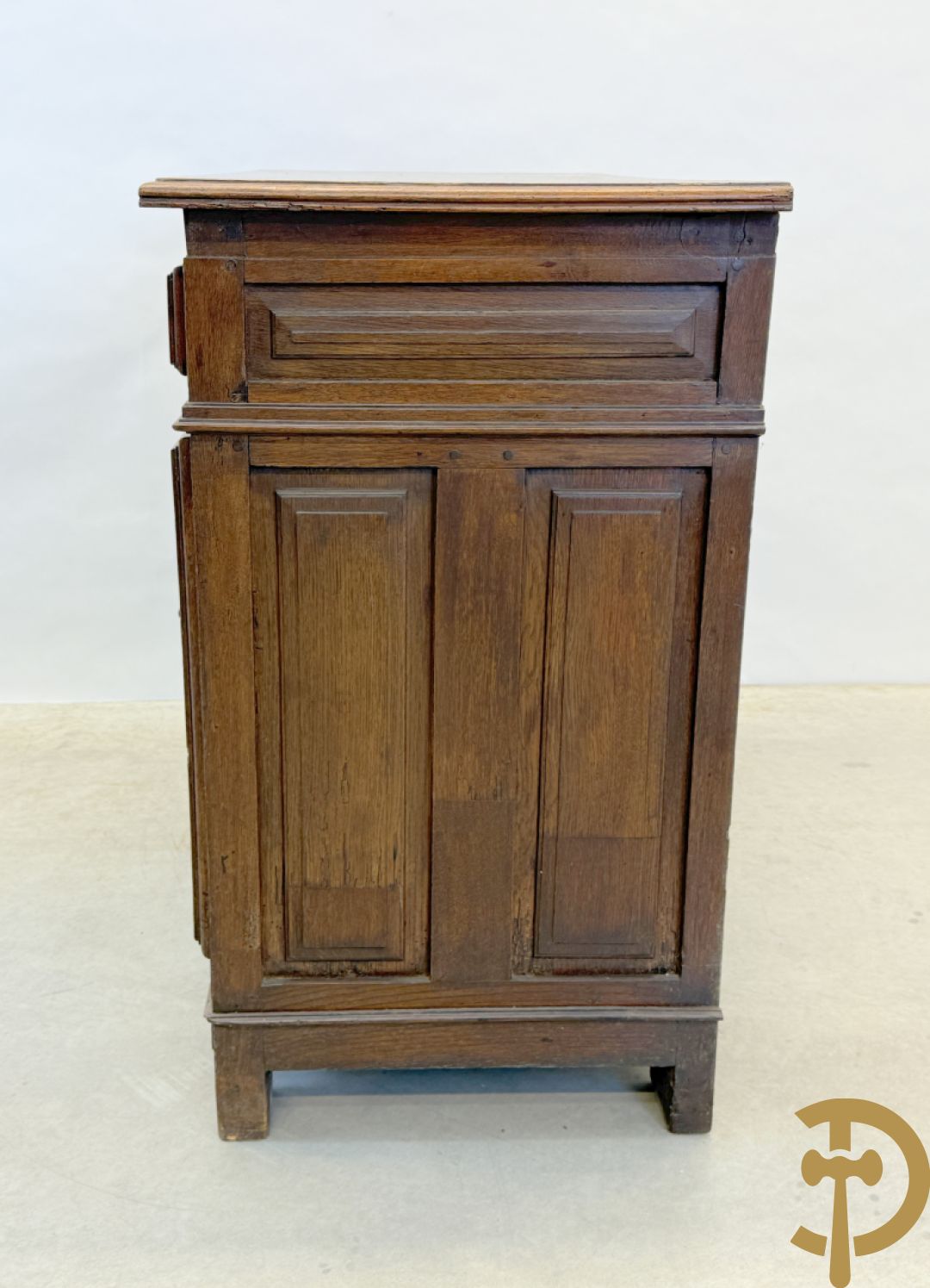 Massief eiken tweedeursdresse met 2 lades en panelen in de deuren, Louis XIII, 18e