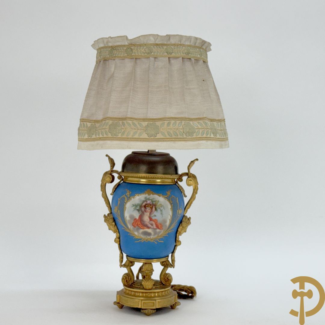 Bronzen lampadaire met accanthusranken en centraal Sèvres coupe gedecoreerd met cupido en bloemendecor