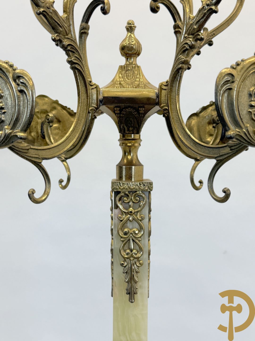 Staande kapstok met onix en bronzen ornamenten