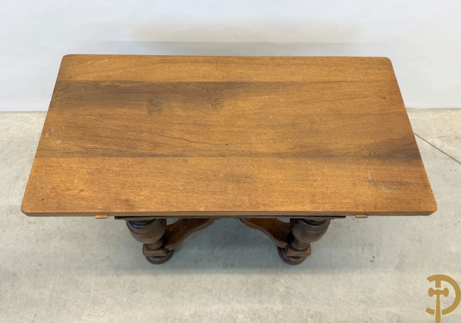 Massief eiken bolpoottafel met lade en gekruiste voetverbinding