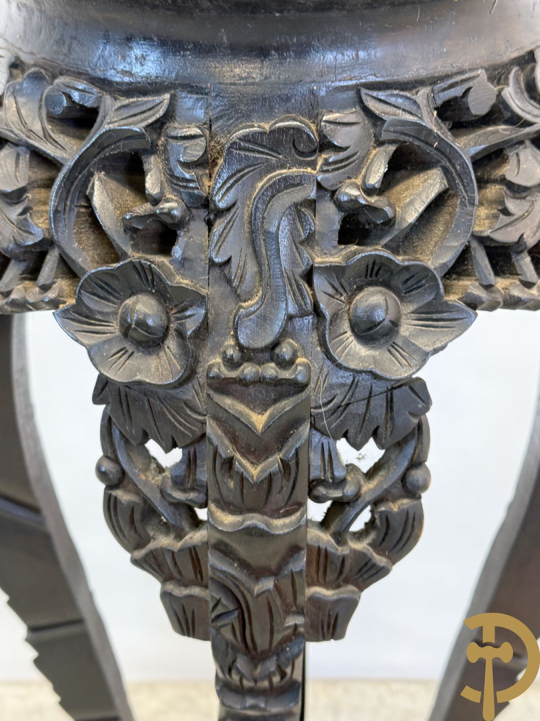 Chinese handgesculpteerde hoge sokkel met bloemenmotieven