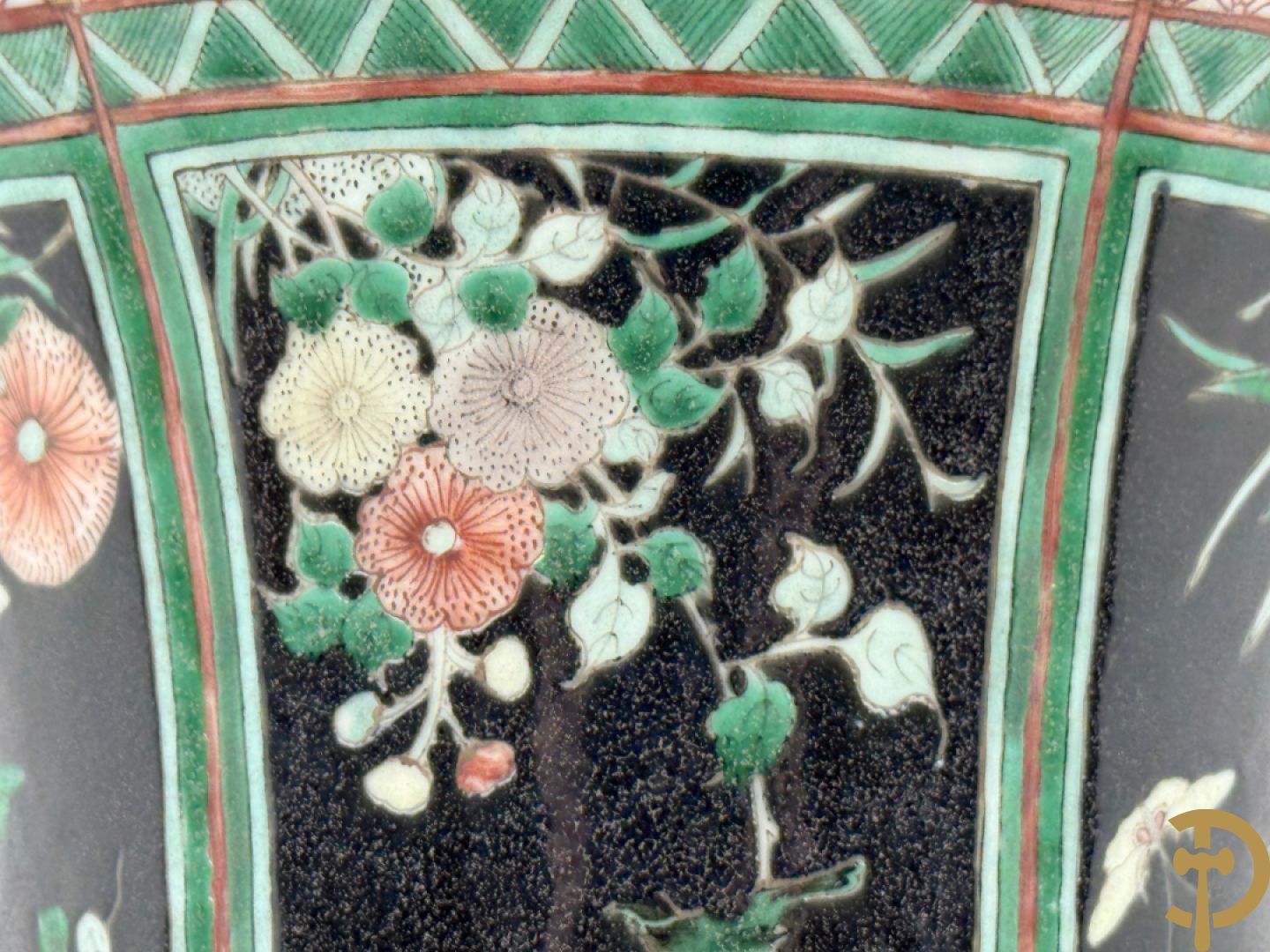 Antieke Chinese Gu vaas met geschenkendecor op zwarte fond