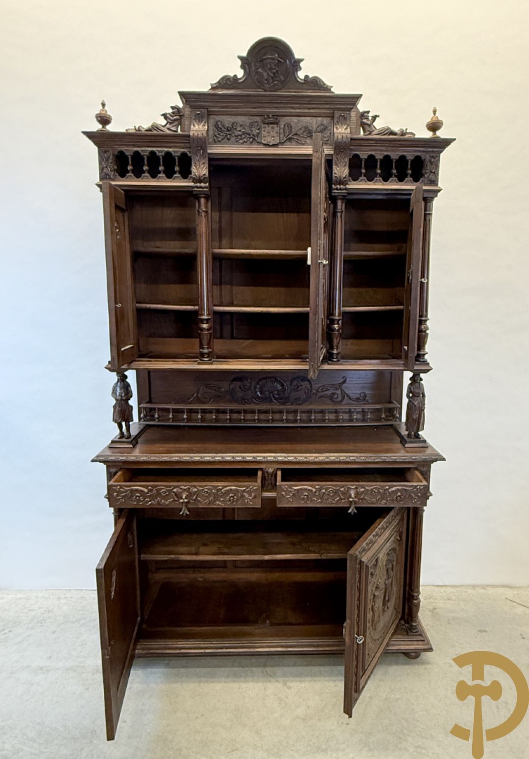 Massief eiken Bretoense eetkamer bestaande uit buffet met 3 deuren boven, 2 deuren onder, lades midden en gesculpteerde geanimeerde scènes + desserte + uittrekbare tafel + 6 stoelen + extra allonge