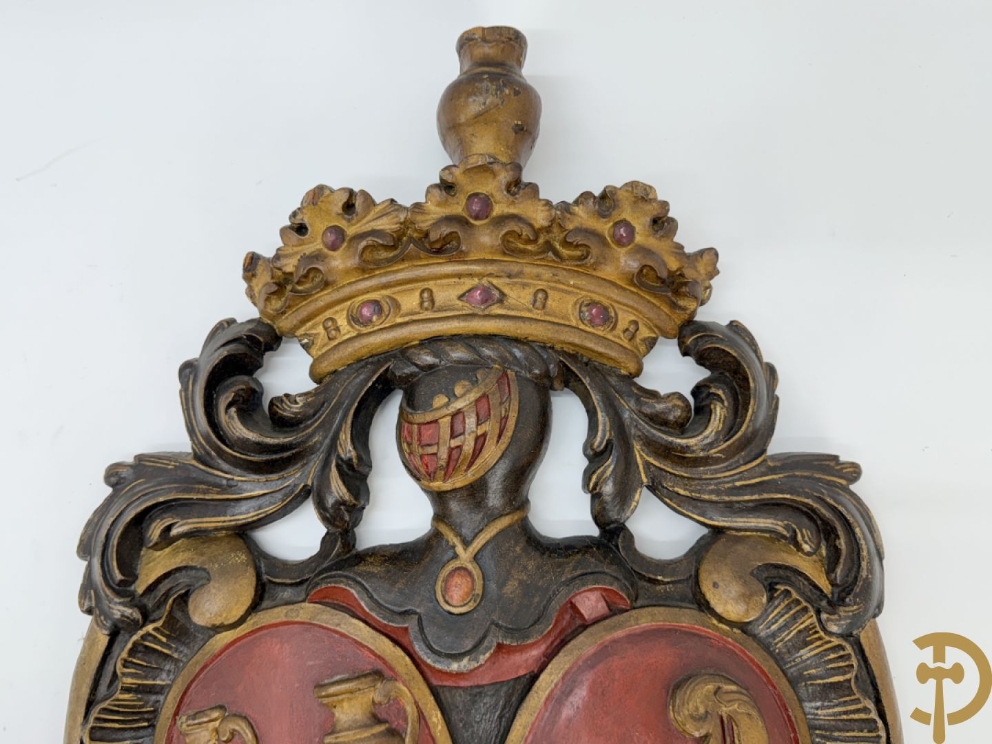 Houtgesculpteerd wapenschild met cartouche bovenaan en embleem met kannen en harp