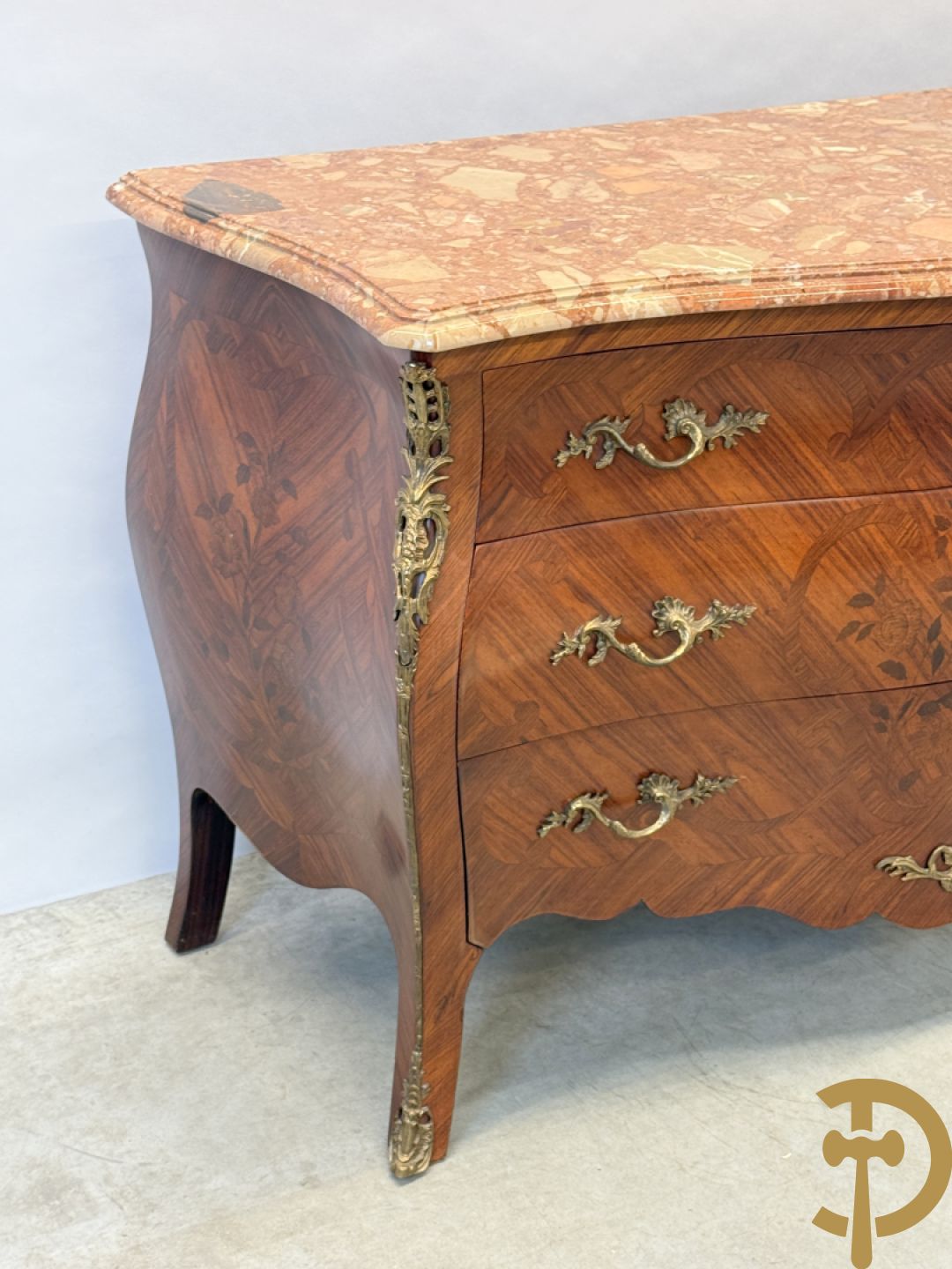 Notelaren gegalbeerde drieladencommode met bloemenmarquetterie en bezet met bronzen ornamenten, bovenaan met marmeren blad