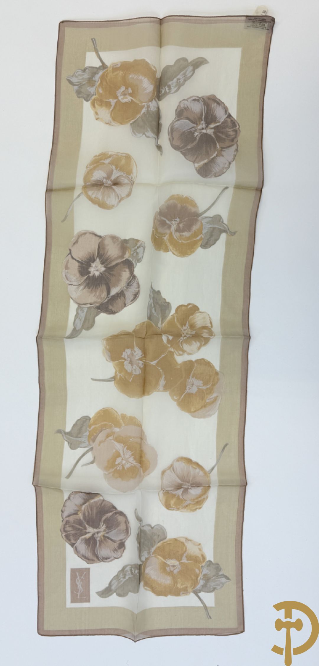 Vier foulards Yves Saint Laurent (nooit gedragen komt uit winkel restant)