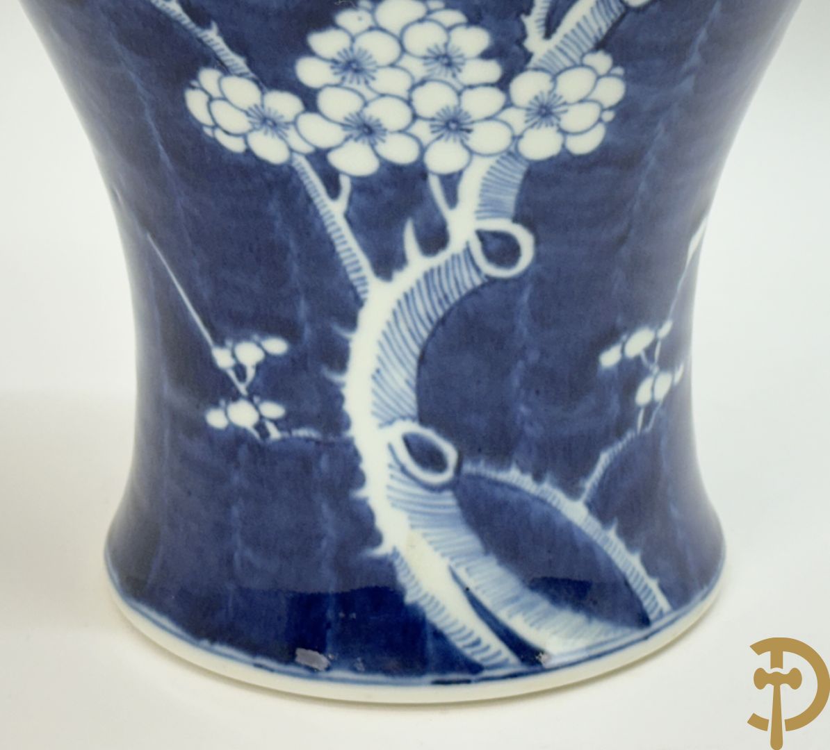 Chinese porseleinen blauw/wit vaas met decor van bloemen op tak