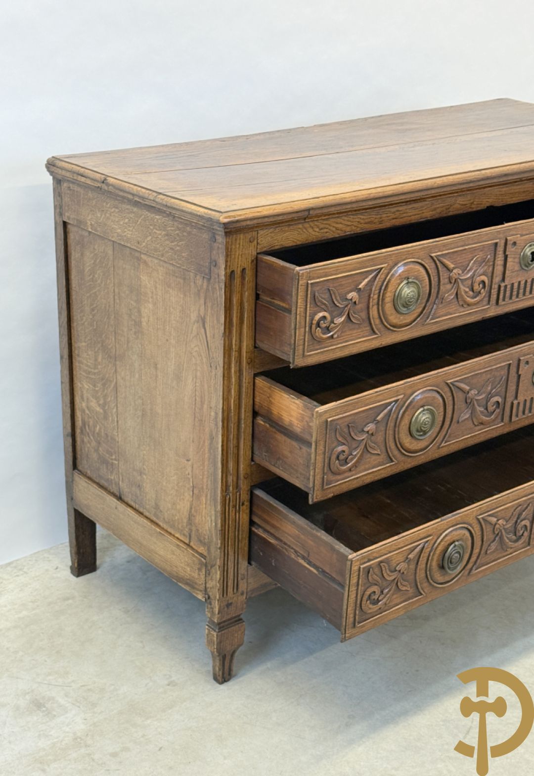 Massief eiken Louis XVI drieladencommode met gepanneleerde zijkanten en accanthusranken in de lades