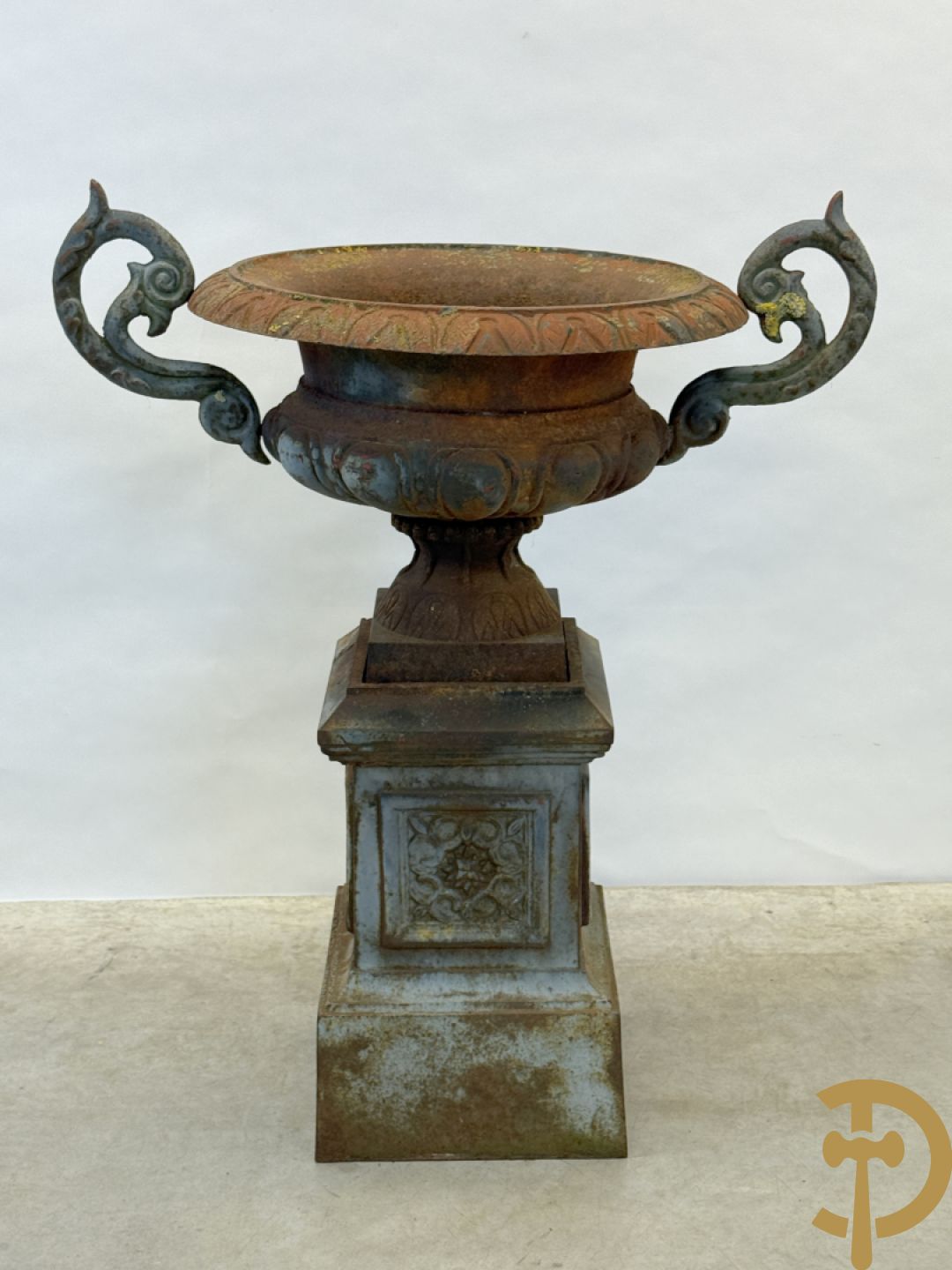 Gietijzeren amfoor met 2 oren op sokkel