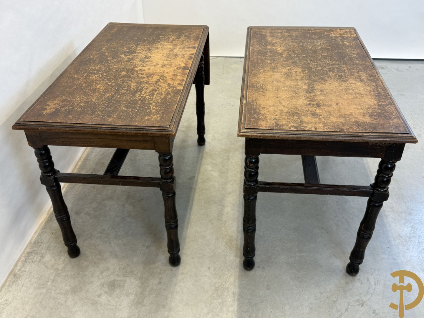 Drie antieke cafétafeltjes waarvan 2 met zijdelingse openklapbare flap