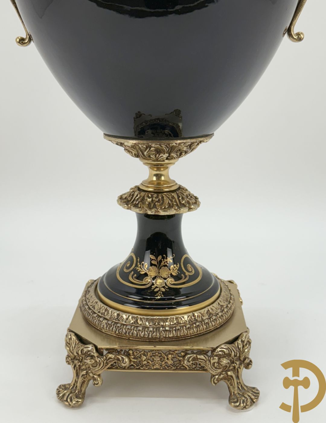 Blauwe porseleinen vaas met lieftallig decor, Sèvres stijl, bezet met bronzen ornamenten