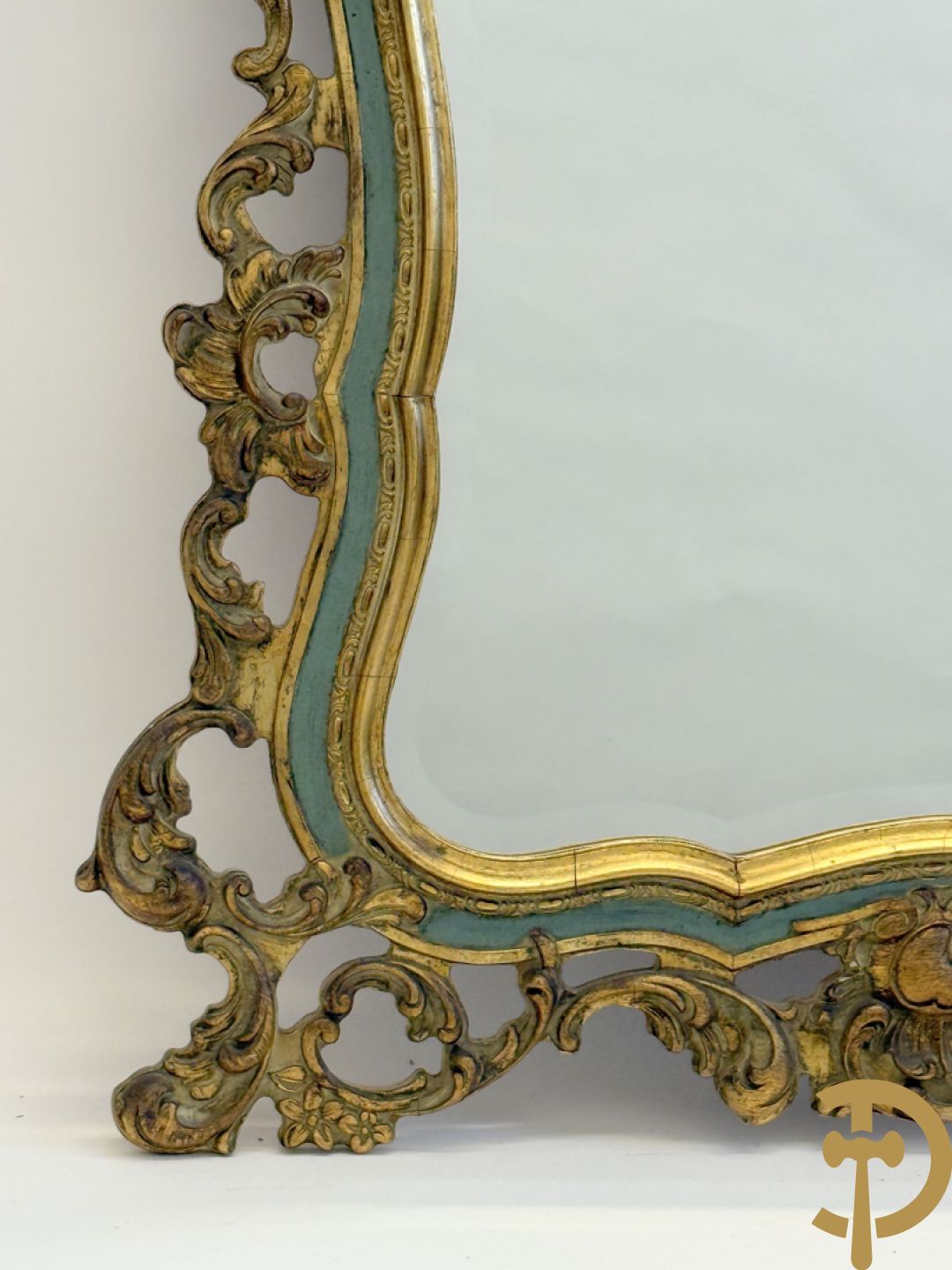 Paar vergulde spiegels met geslepen boord en rocailles, Louis XV stijl