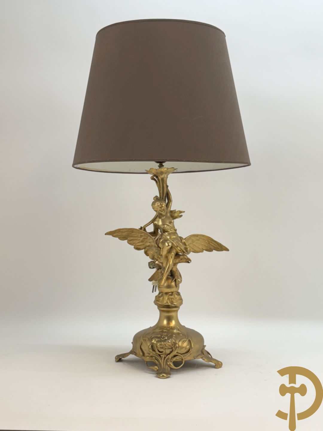 Metalen vergulde lampadaire met dame op arend