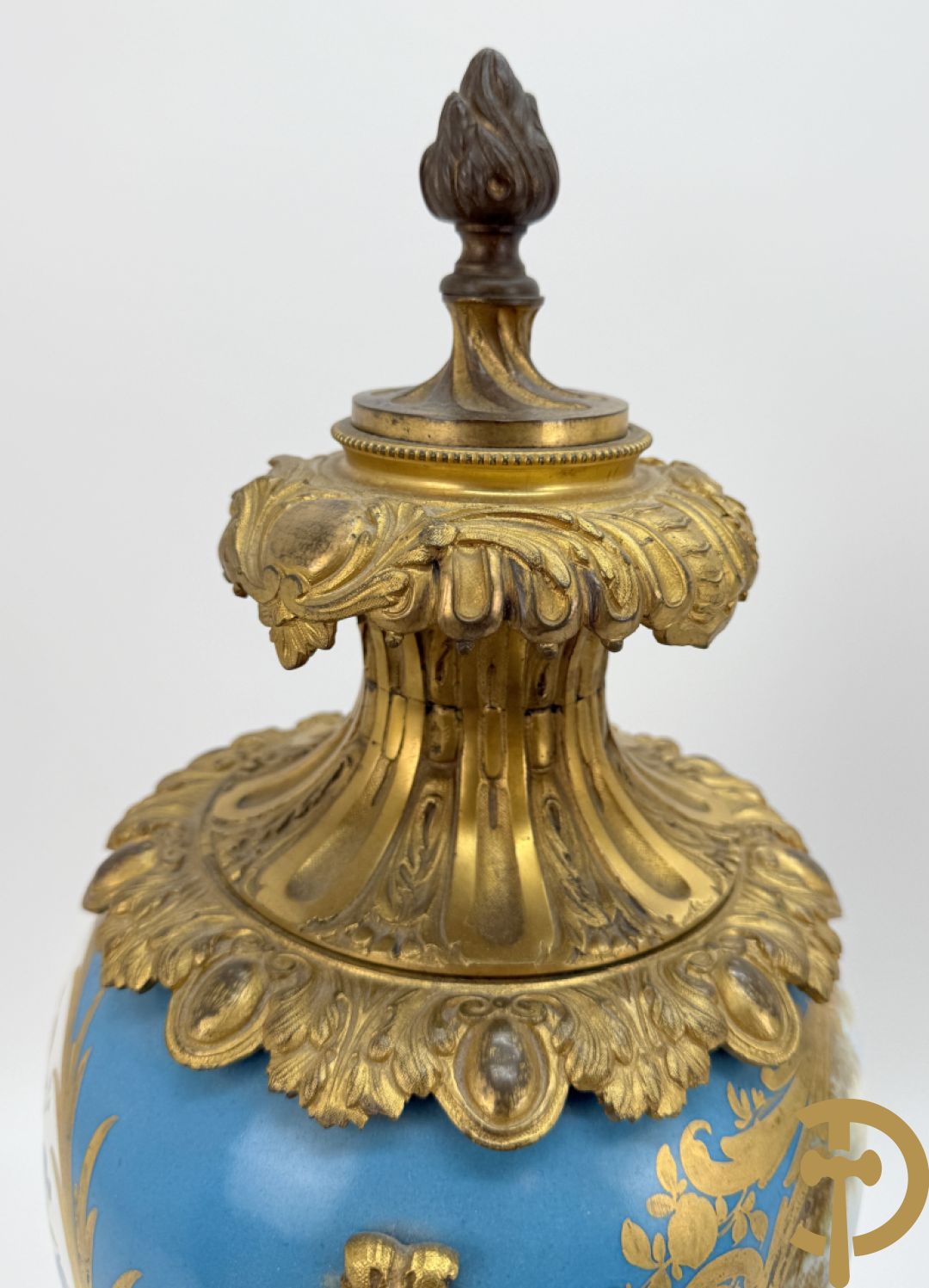 Driedelige bronzen Franse garnituur bezet met cupido