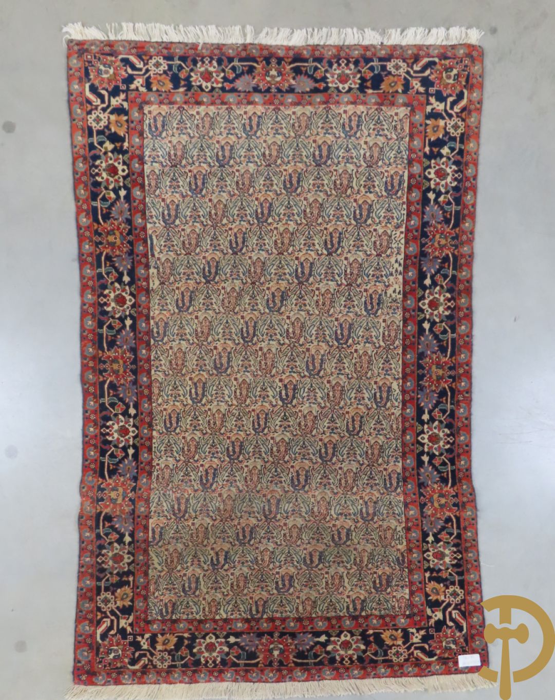 Antiek handgeknoopt tapijt met cashmeremotieven en florale omranding