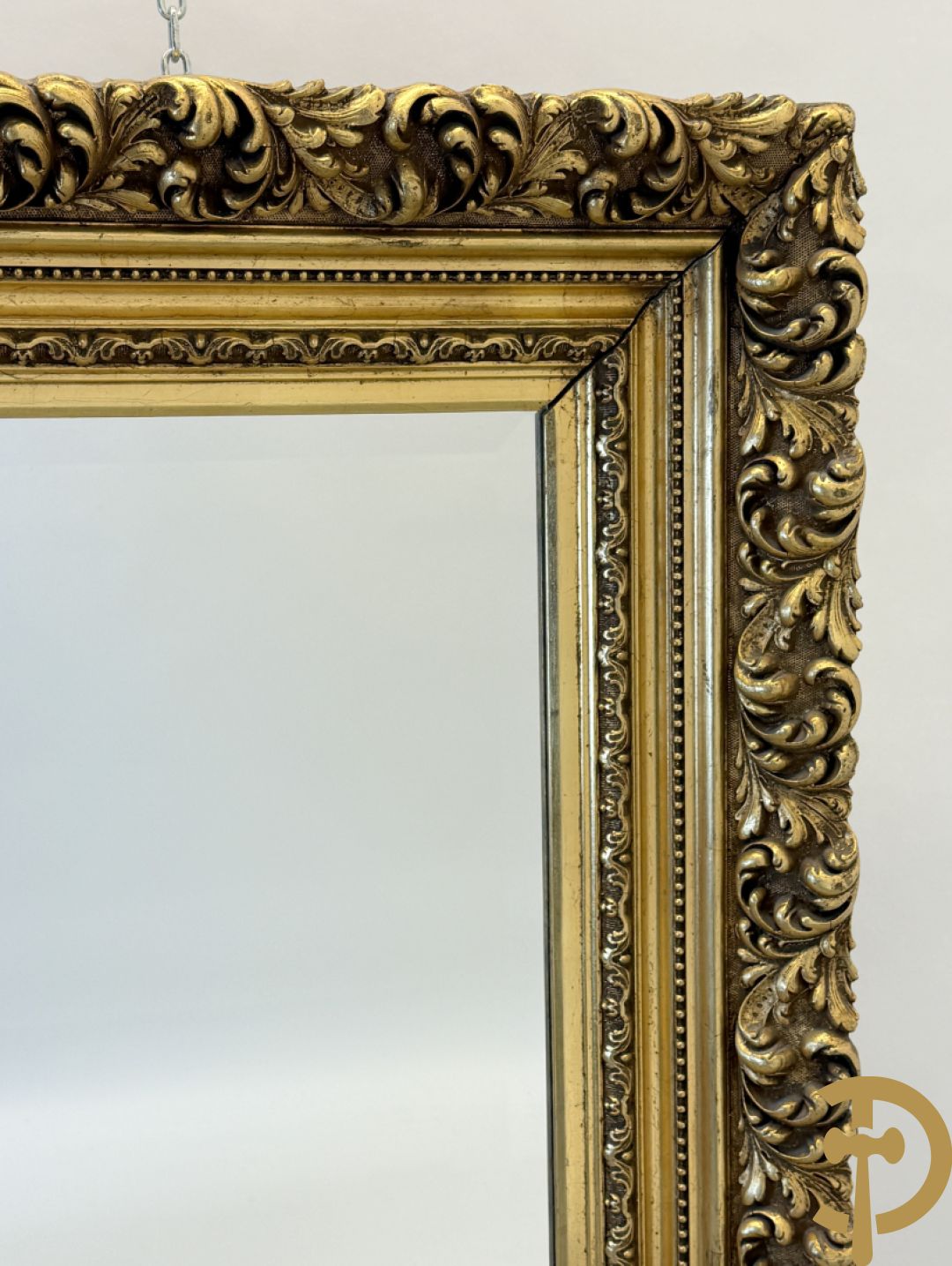 Vergulde spiegel met rocaillemotieven + console