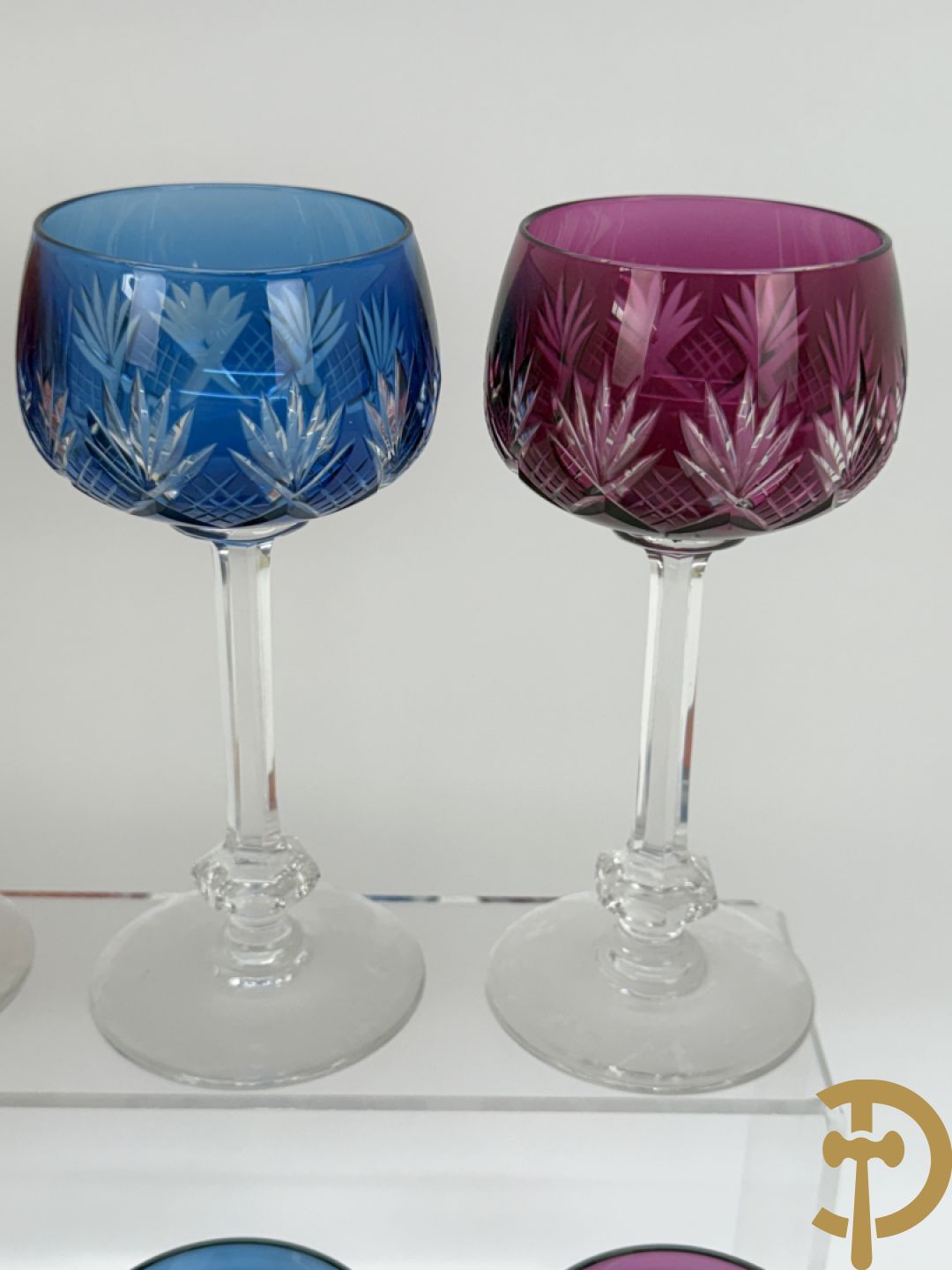 Twaalf gekleurde en geslepen kristallen glazen