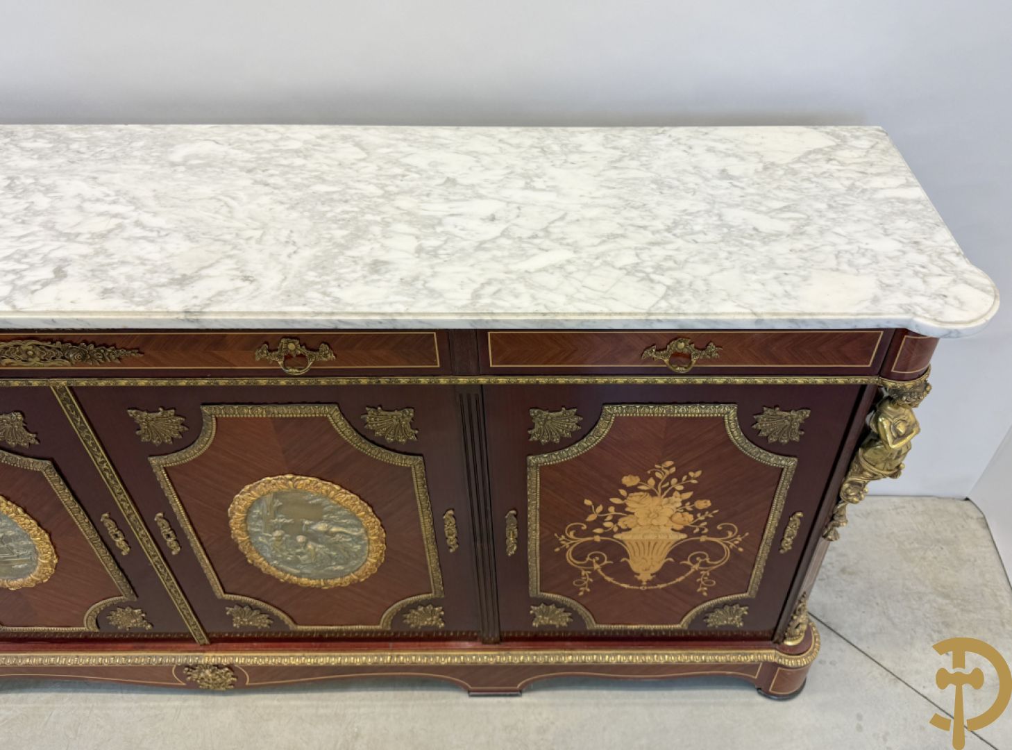 Notelaren vierdeursdressoir met 3 laden, gemarketteerde bloementaferelen en ovale bronzen plakkettes - zijdelings met damesfiguren - bovenaan met wit marmeren blad